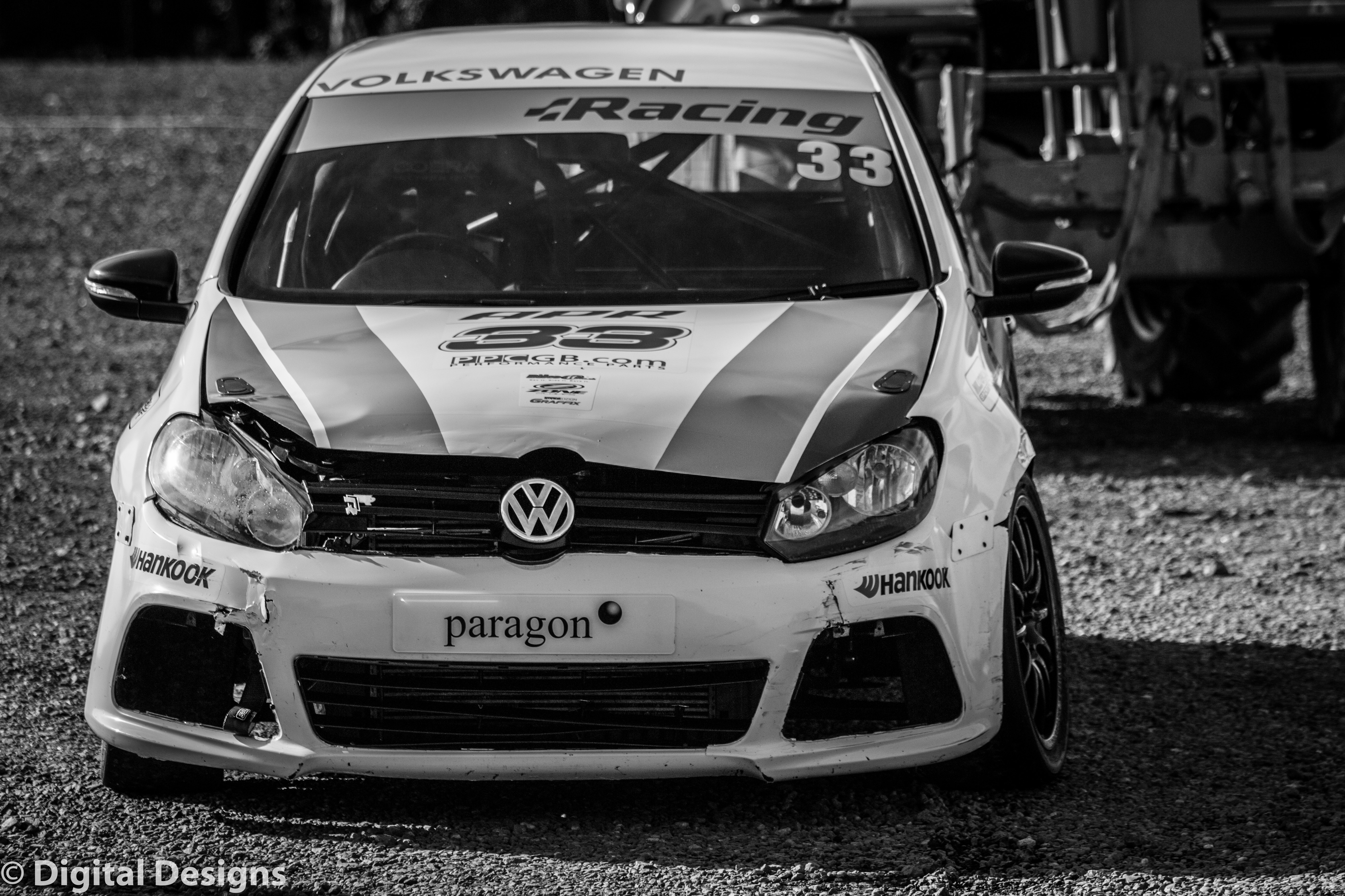 Volkswagen Golf Mk6 GTI race car with damage HD Wallpaper
