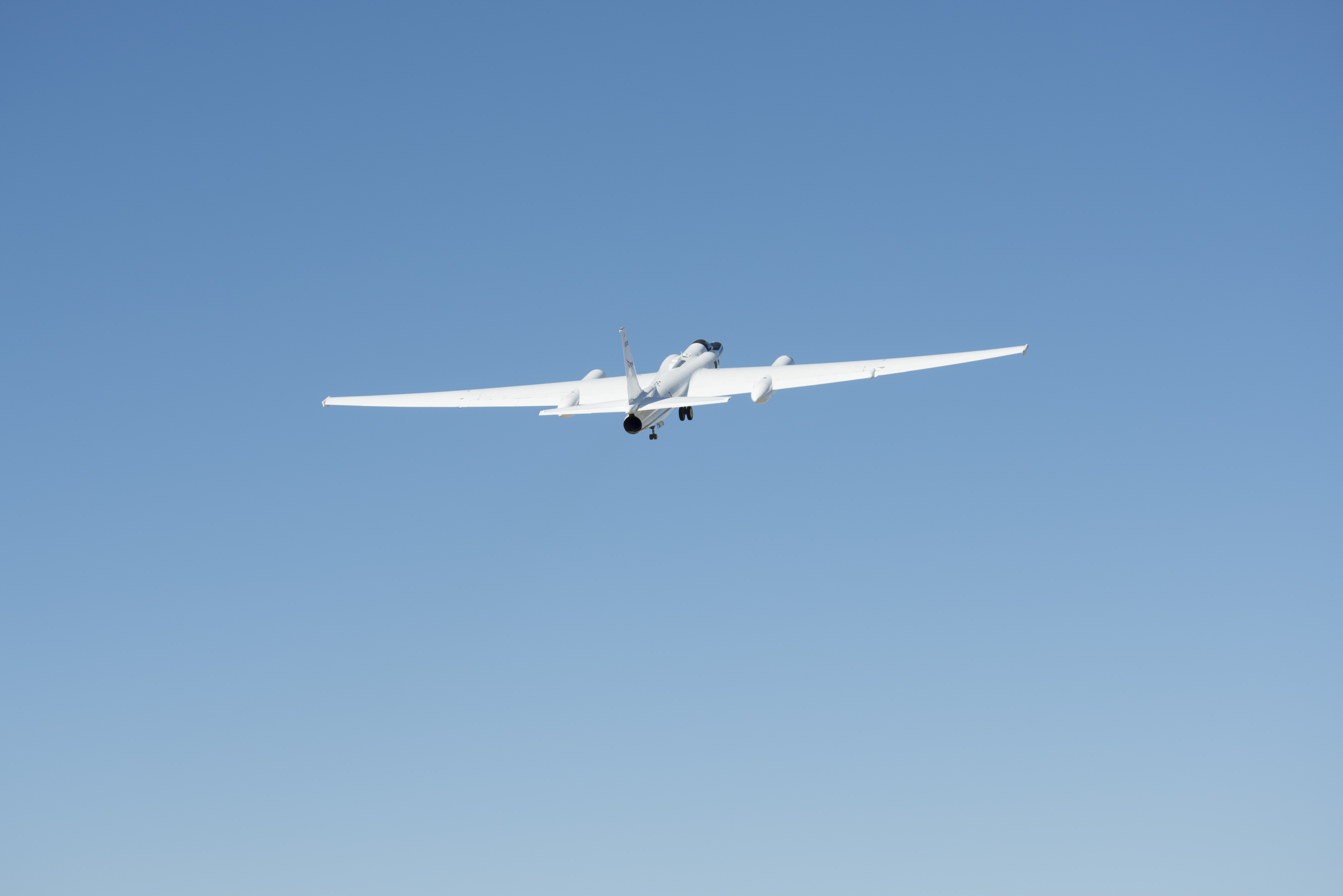 Lockheed U-2 Dragon Lady aircraft in blue sky HD Wallpaper