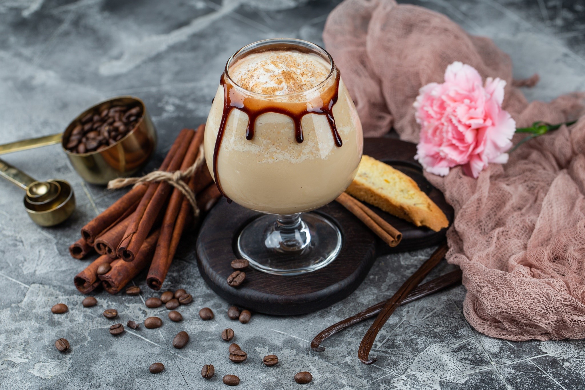 Coffee drink with cinnamon and biscotti HD Wallpaper