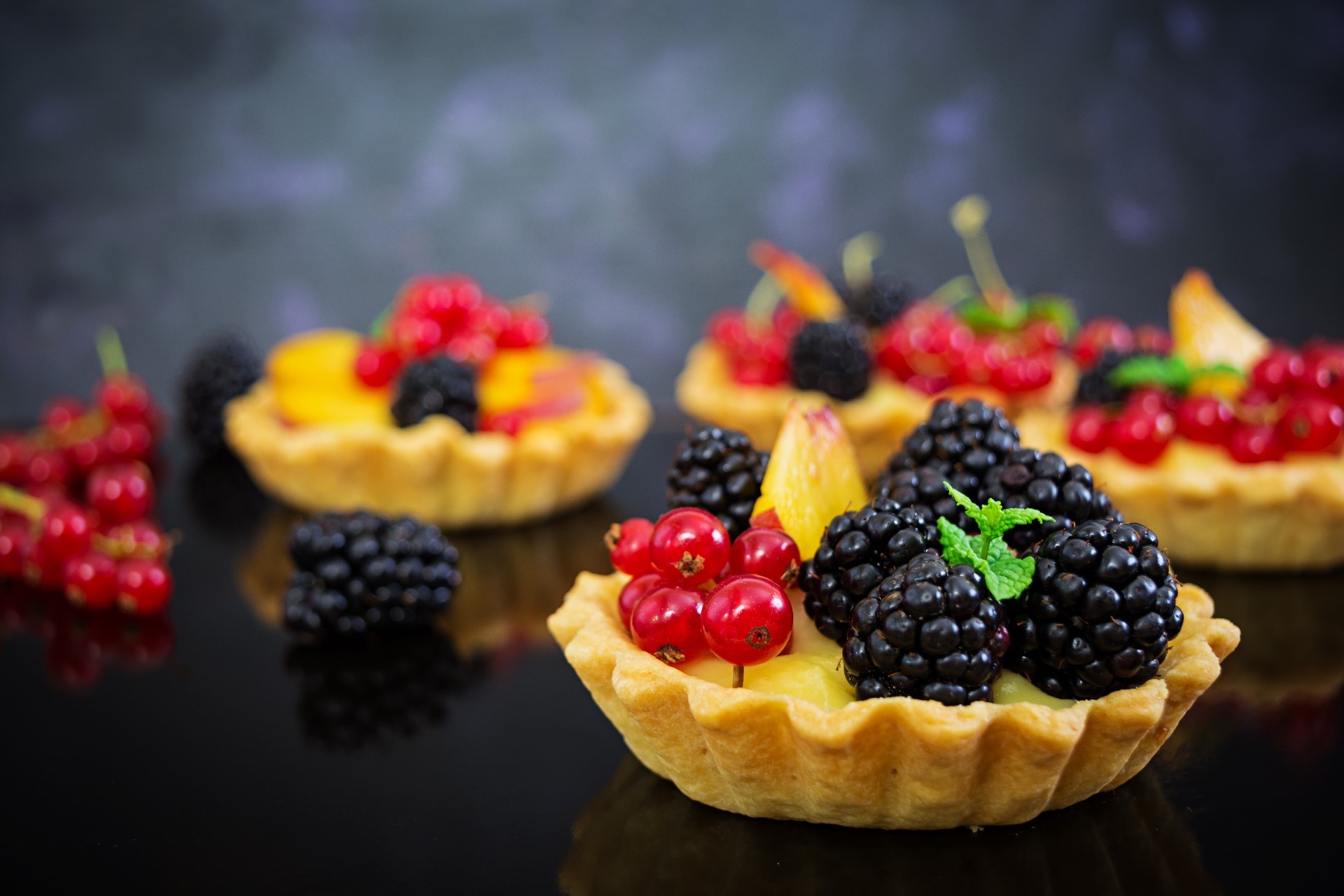 Fruit tarts with berries and peaches HD Wallpaper