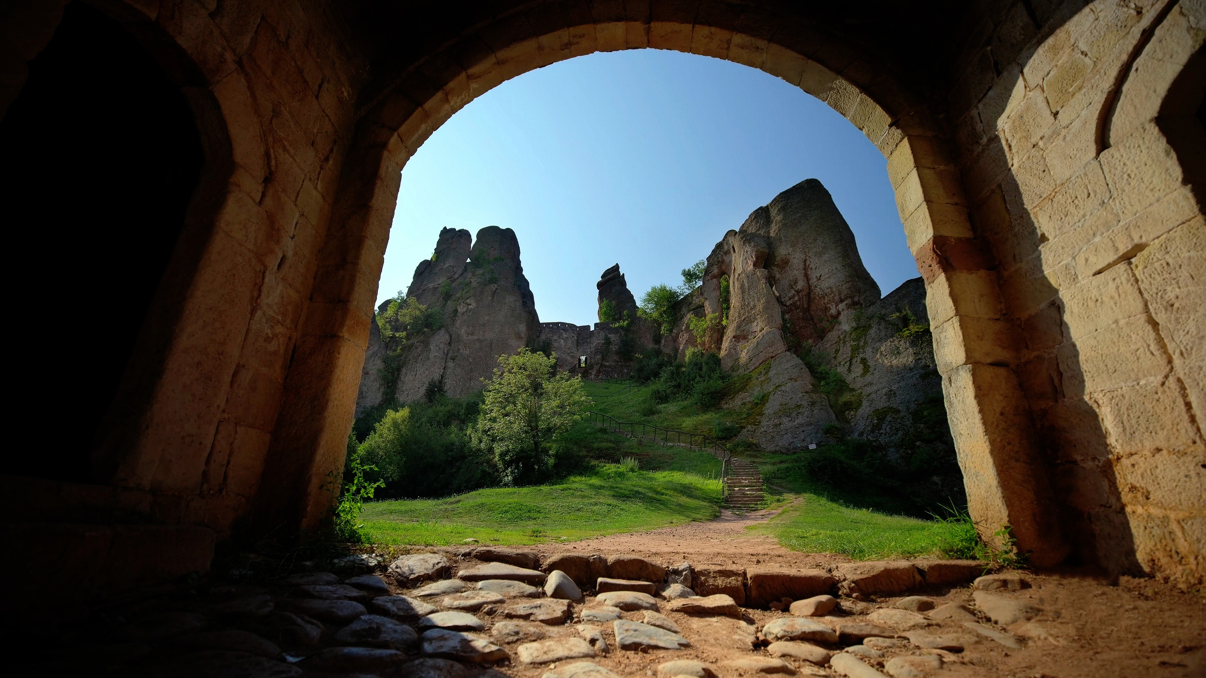 4K ruins of a castle in Bulgaria HD Wallpaper