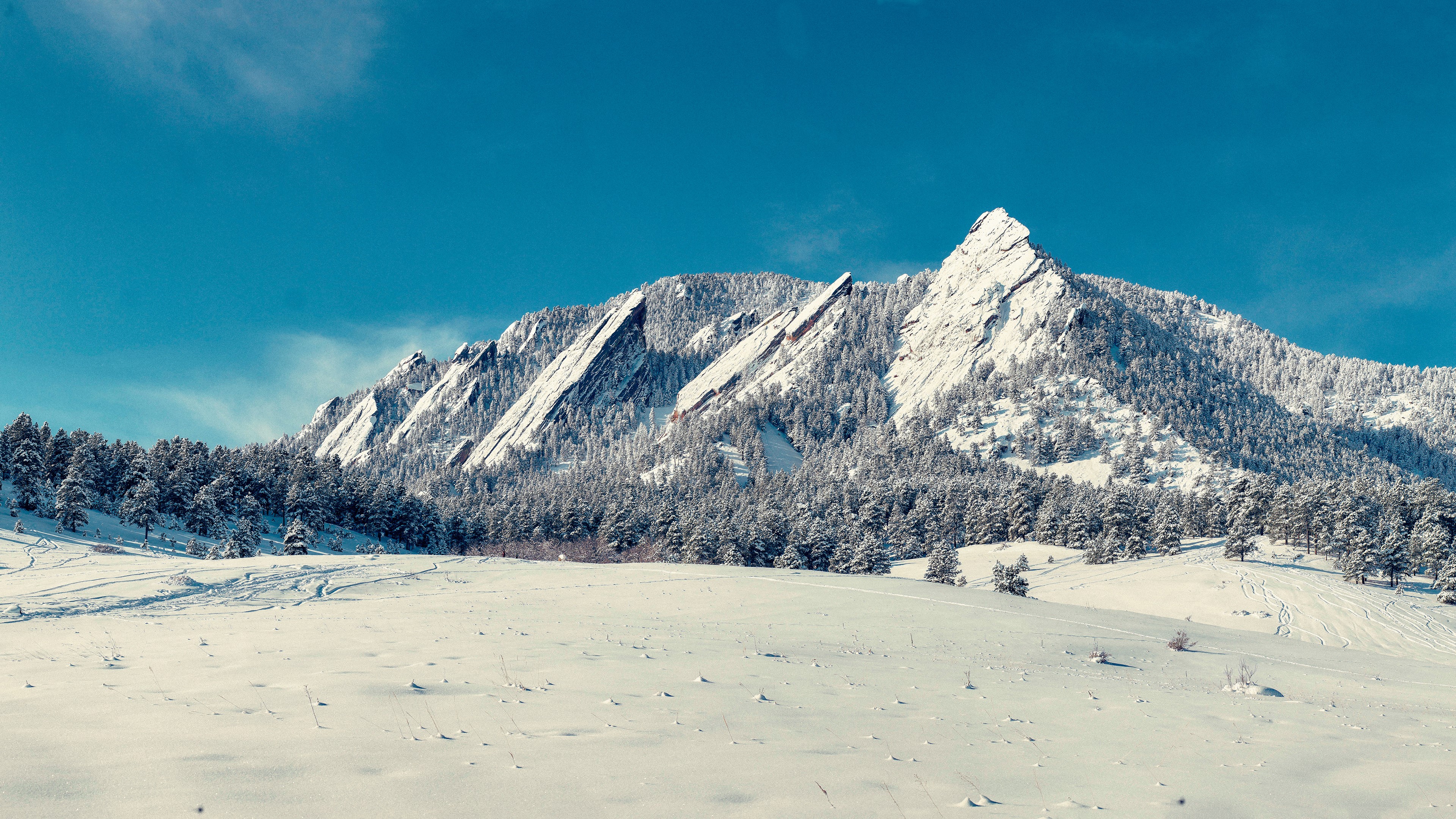 Flatirons mountains covered in snow under a blue sky HD Wallpaper