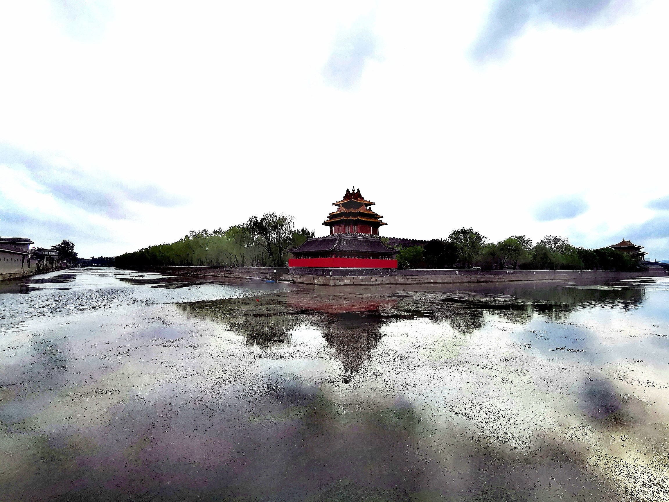Corner tower of the Forbidden City reflected in the moat HD Wallpaper