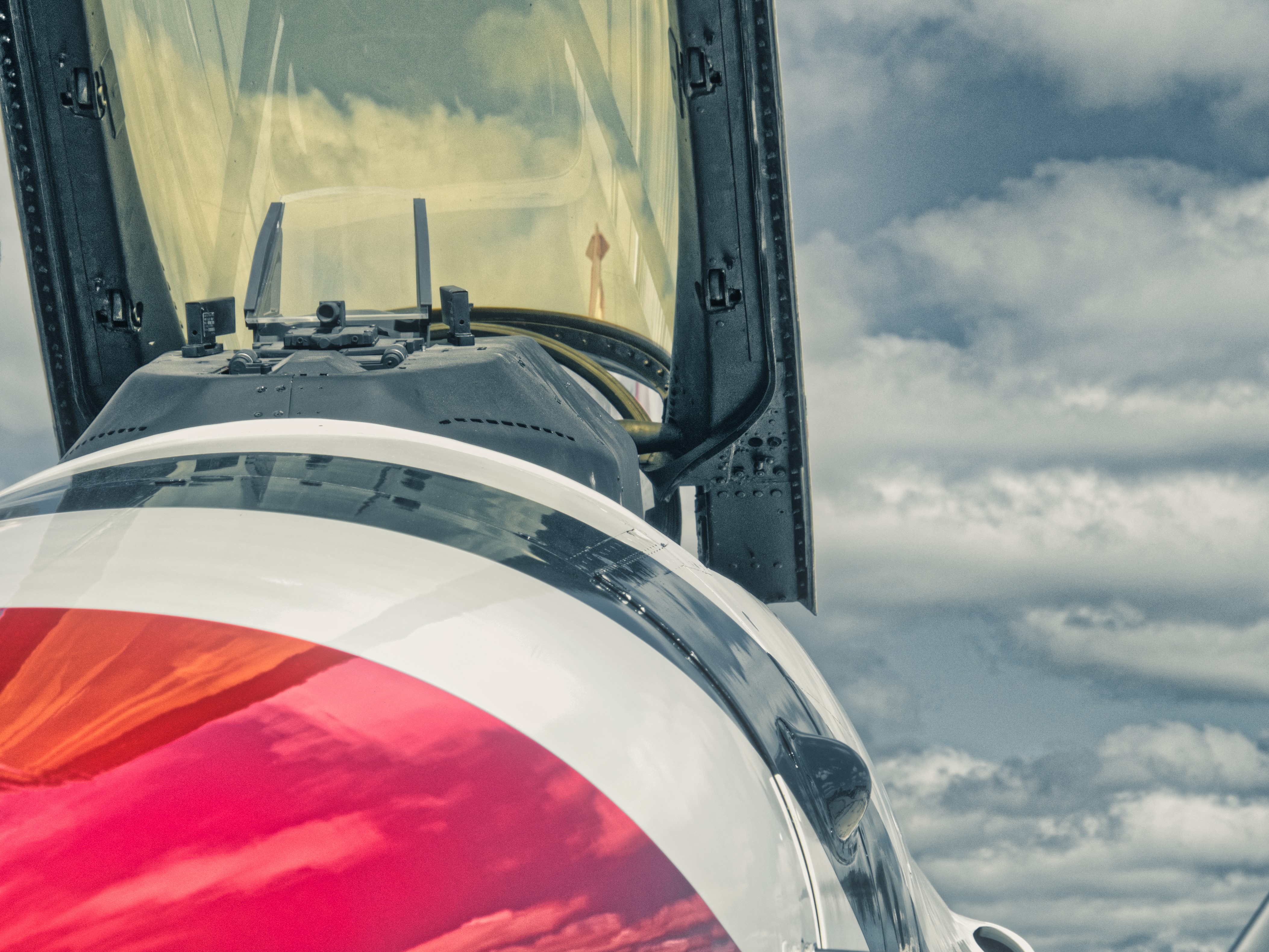 4K General Dynamics F-16 Fighting Falcon jet fighter HD Wallpaper