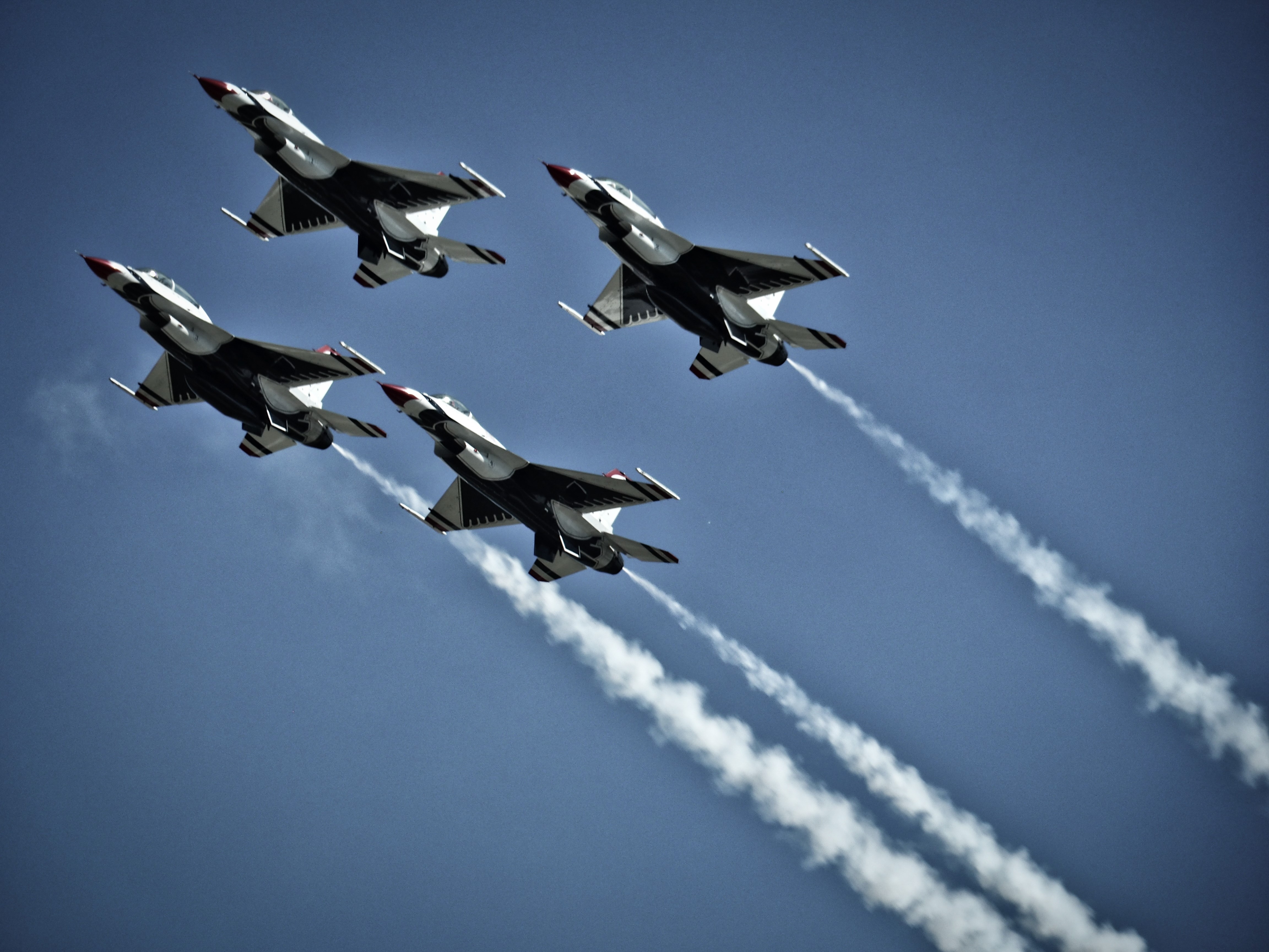 Four General Dynamics F-16 Fighting Falcons in formation HD Wallpaper