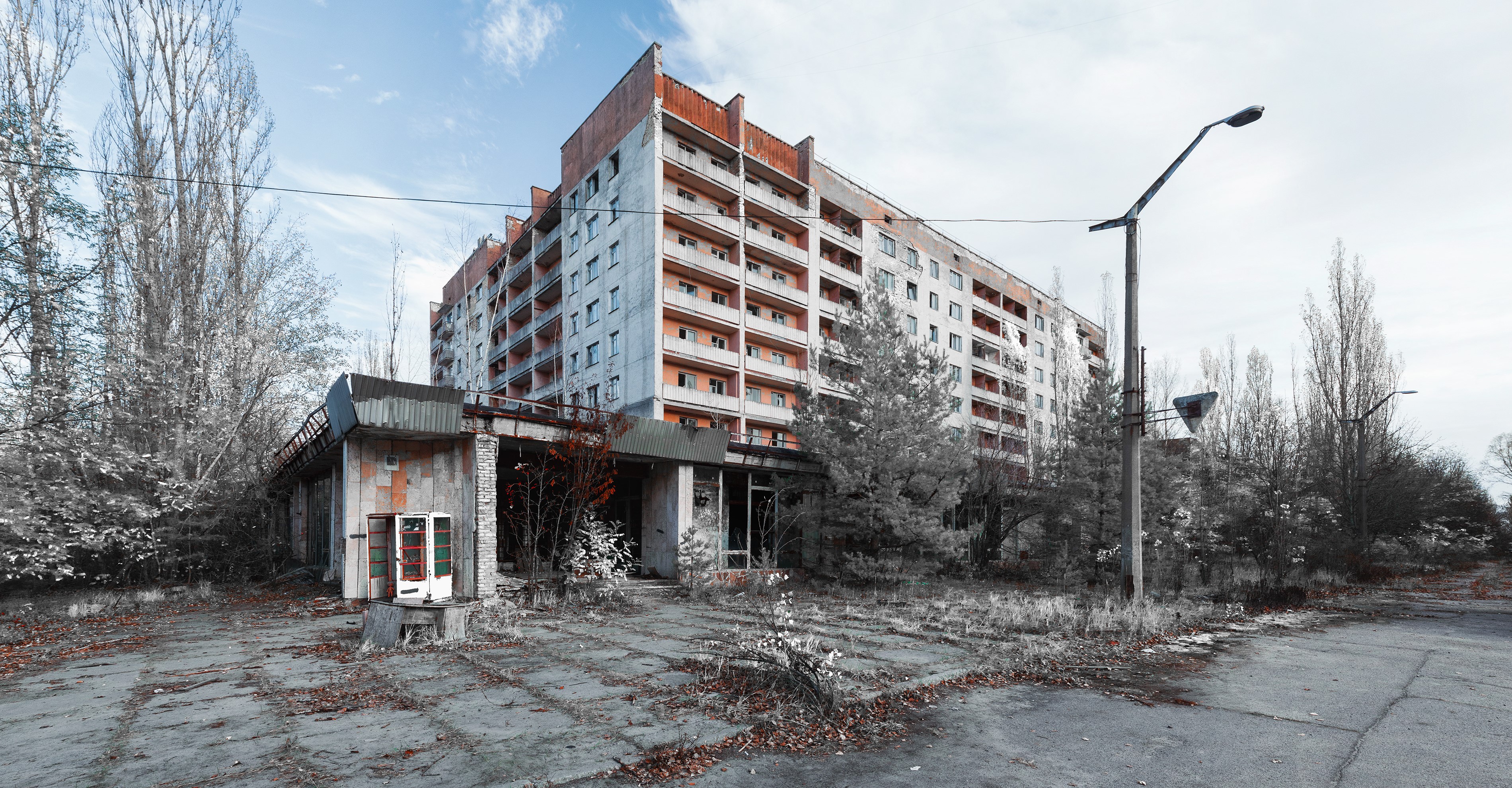 Abandoned block of flats in Pripyat, Chernobyl HD Wallpaper