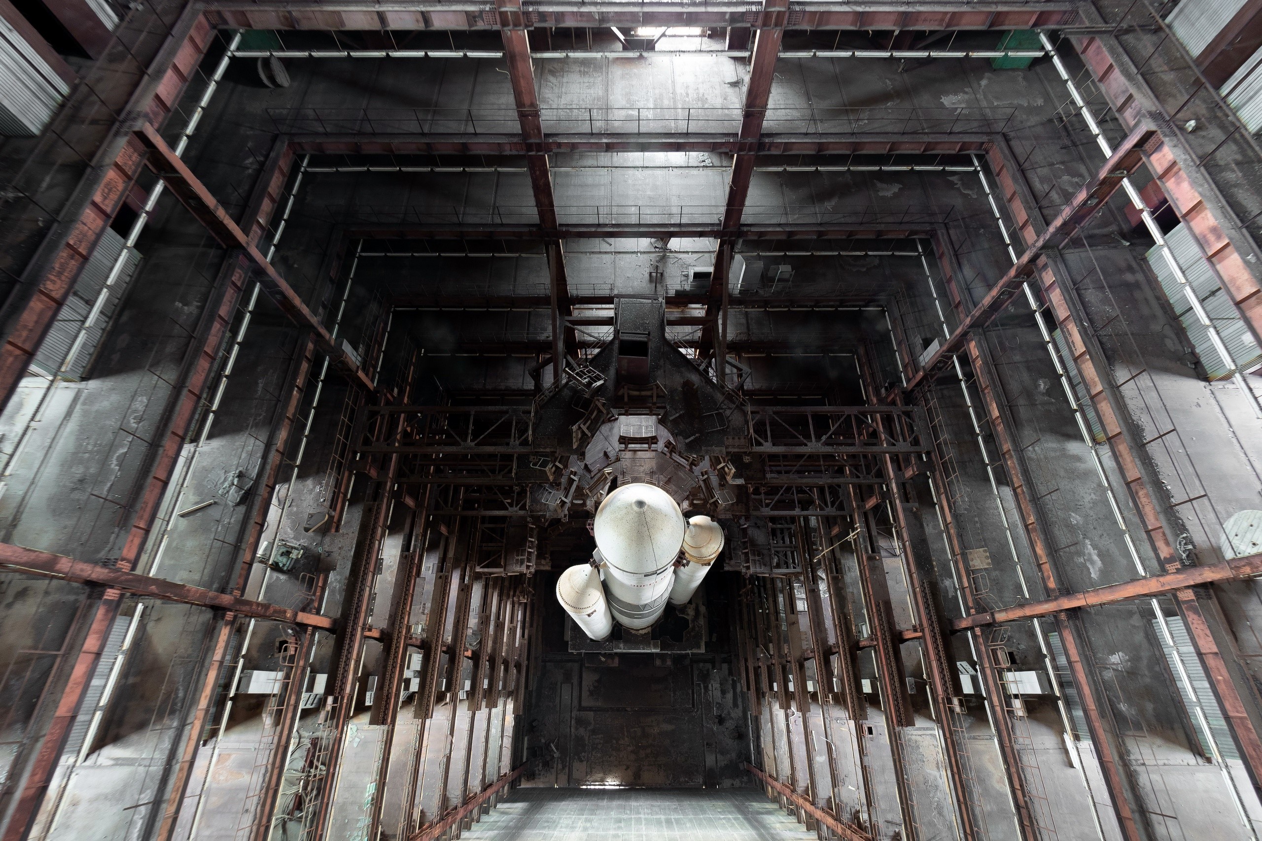Abandoned rocket hangar with large rocket HD Wallpaper