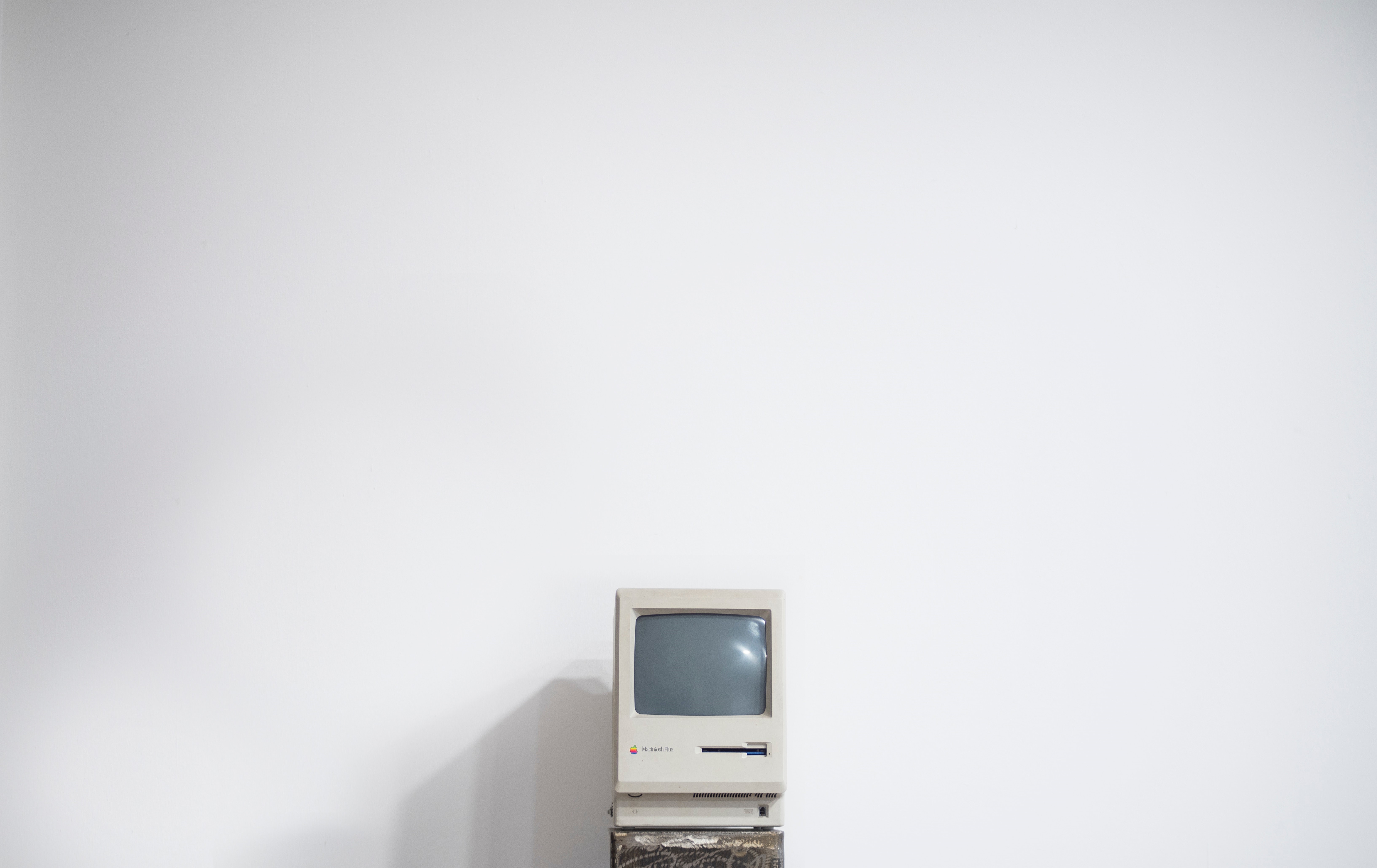 Retro Apple Macintosh computer on a stand HD Wallpaper