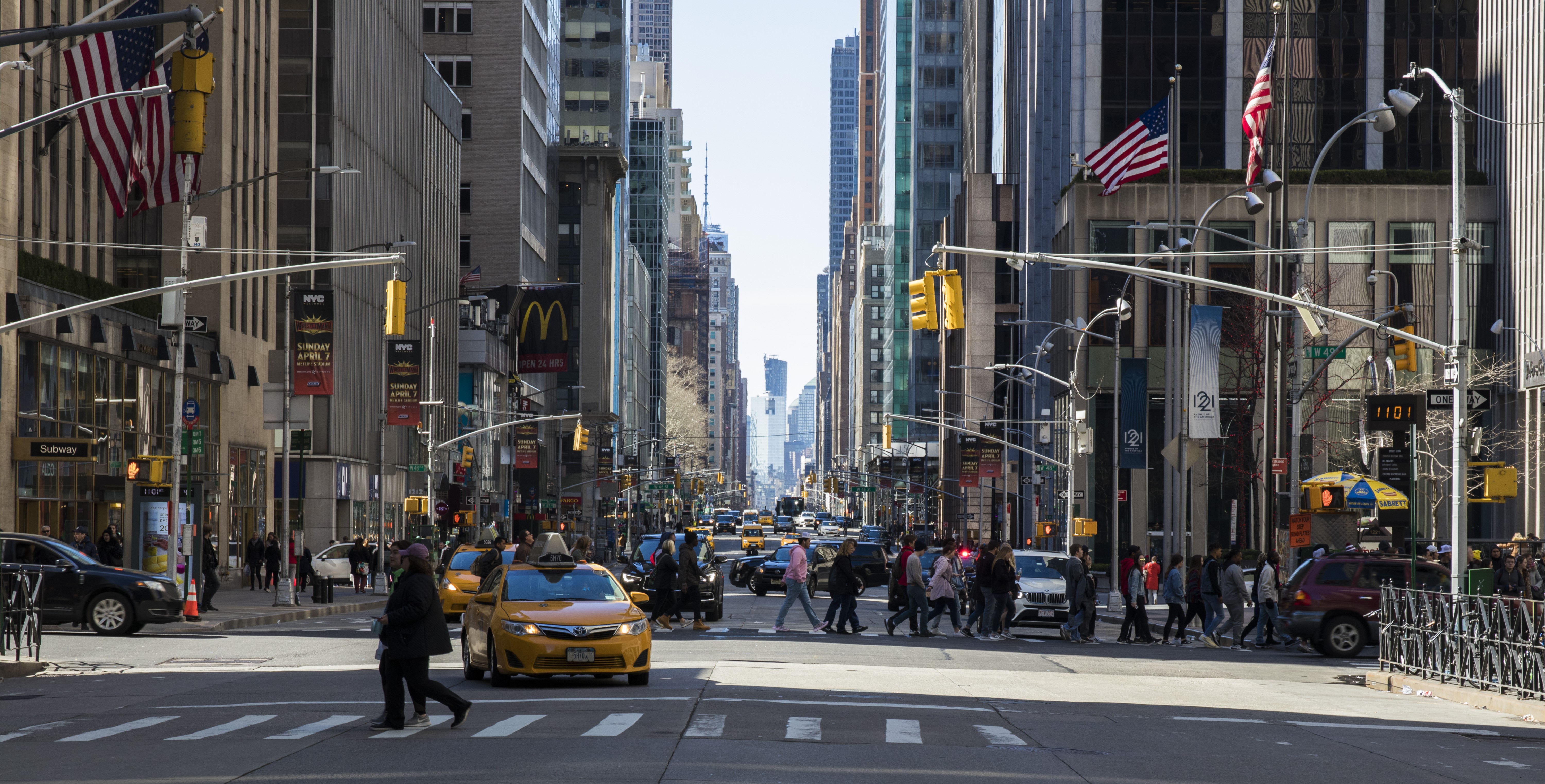 4K New York City Street Scene with People and Buildings HD Wallpaper