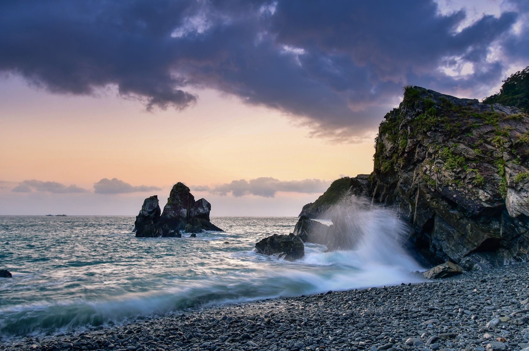 Waves crashing on rocky shore at sunset, Taiwan HD Wallpaper