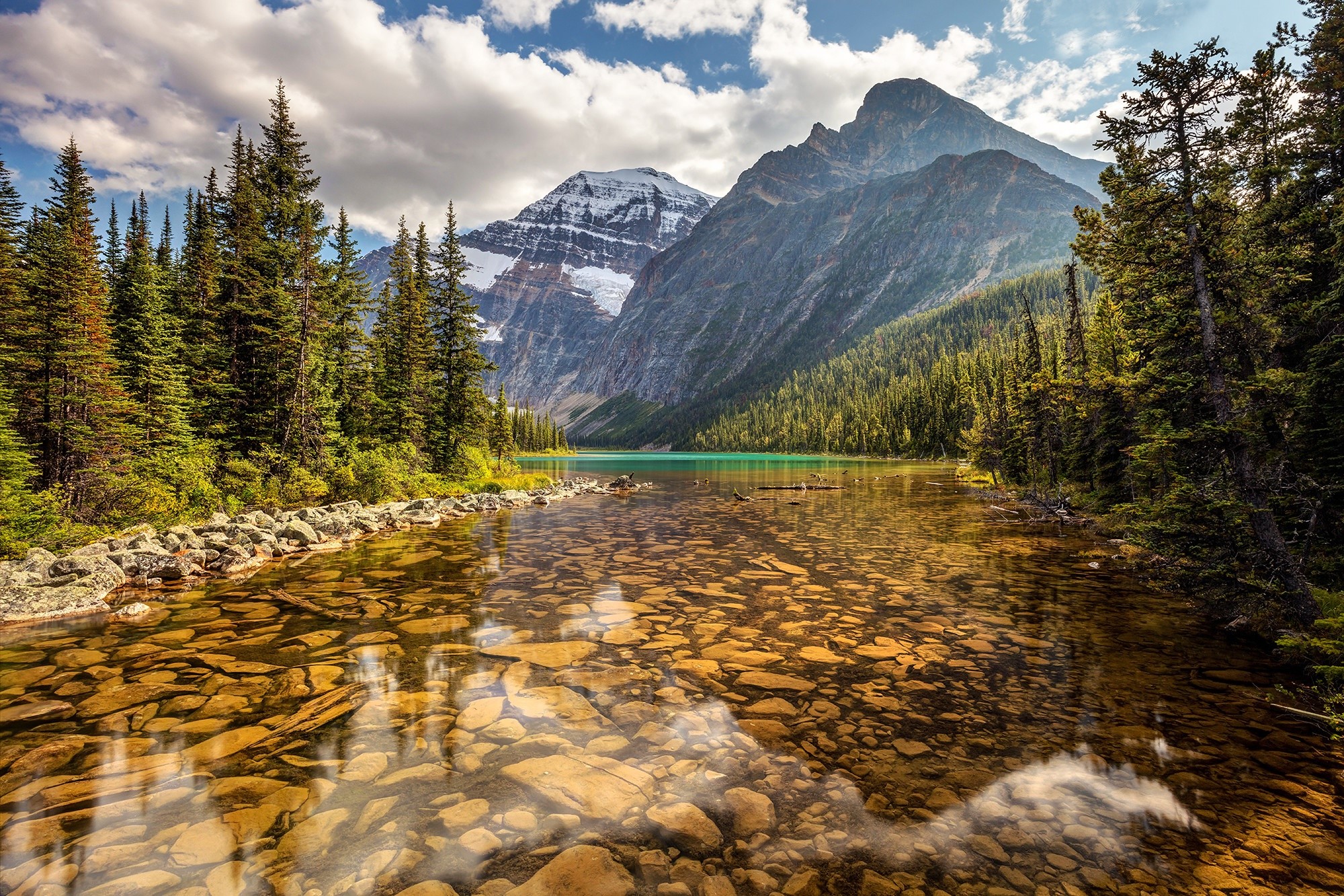 Clear water lake with rocky bottom and mountains in Canada HD Wallpaper