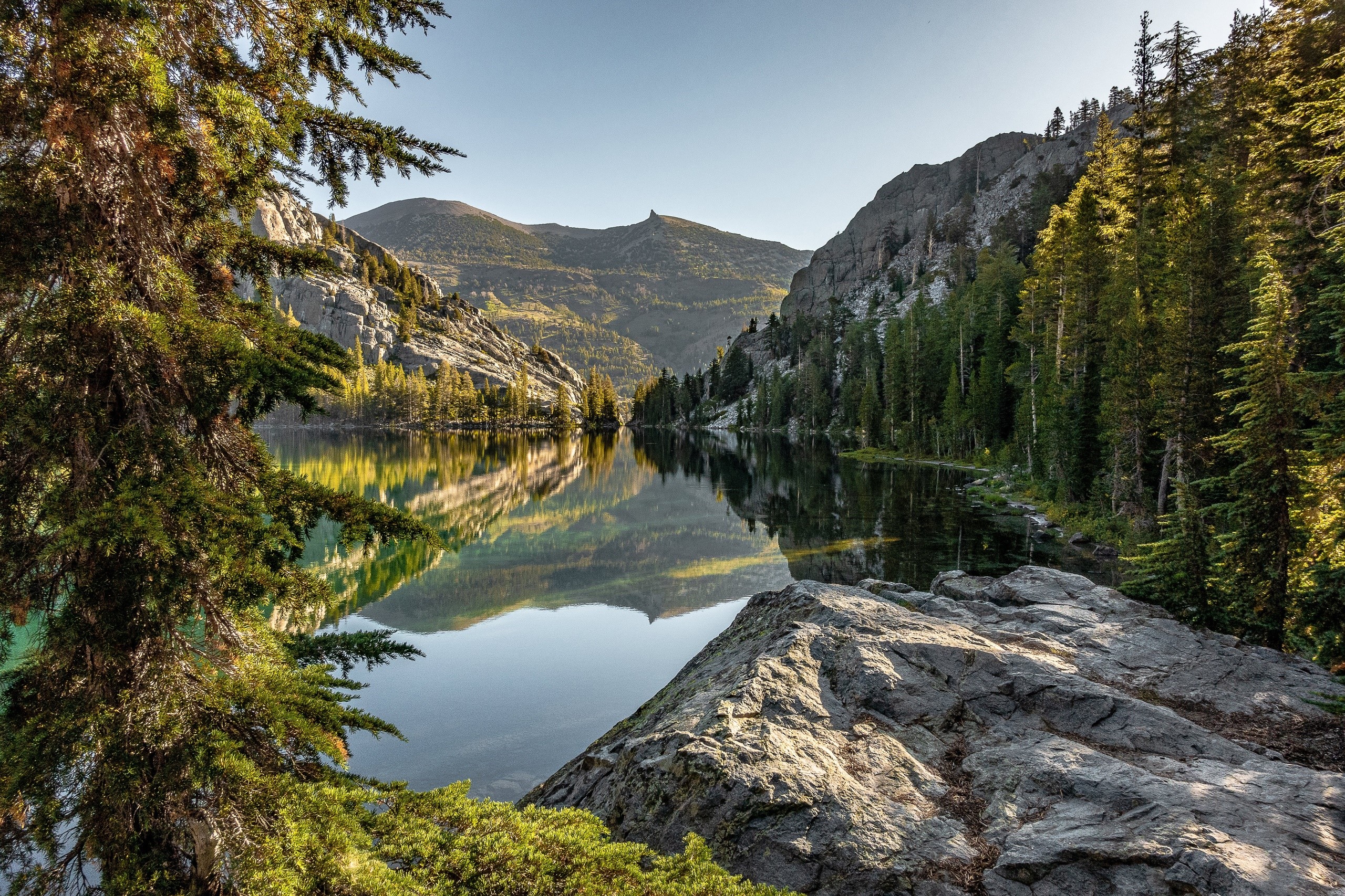 Lake reflection in the mountains of California, USA HD Wallpaper