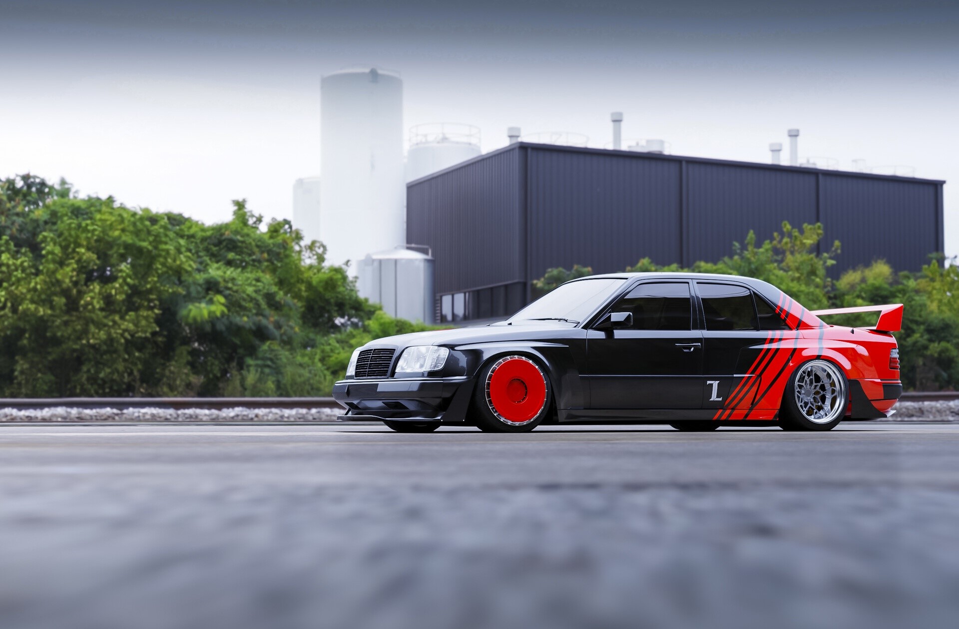 Black Mercedes-Benz W124 with custom red accents HD Wallpaper