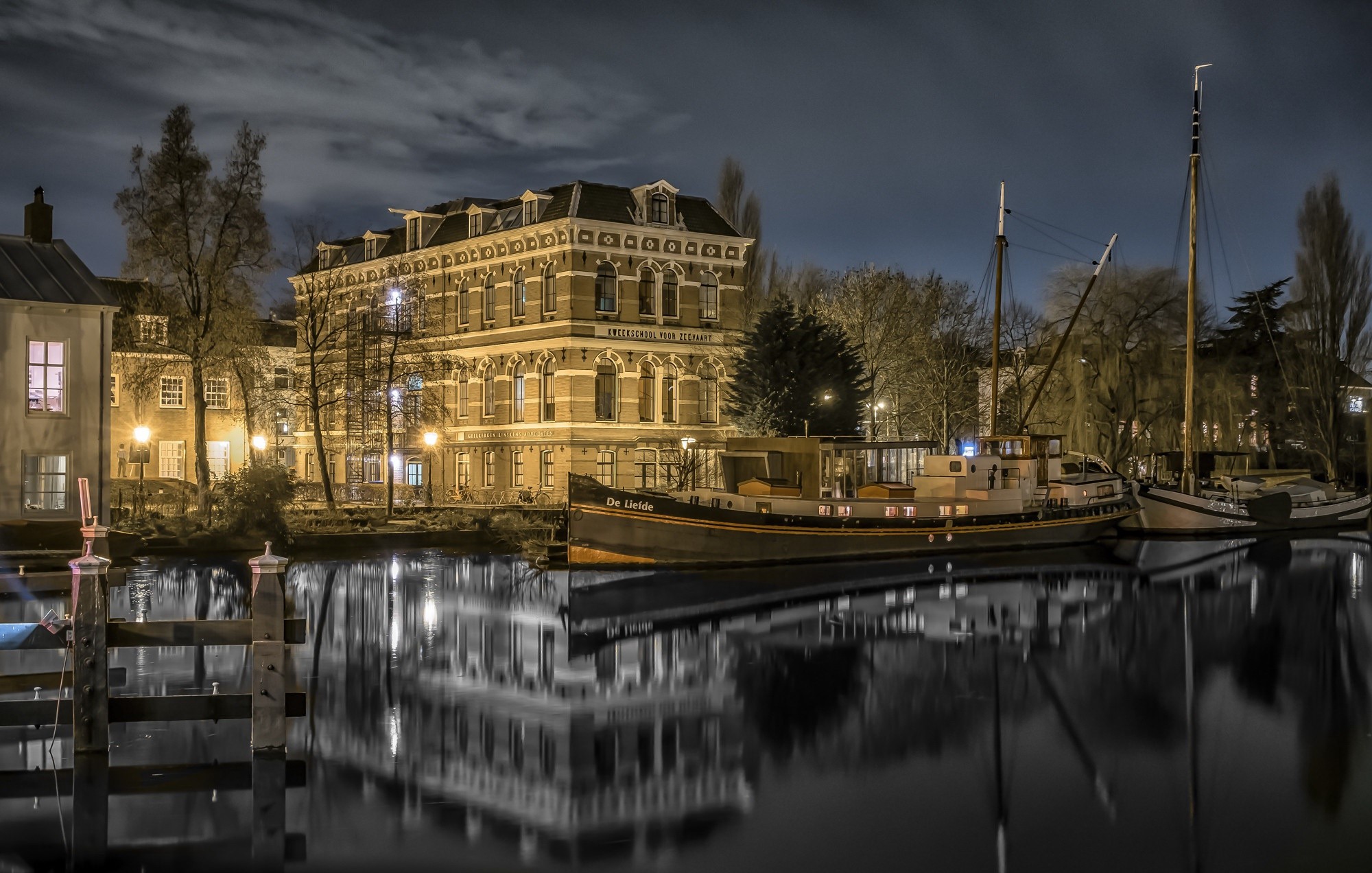 Boats on a canal in Leiden, Netherlands at night HD Wallpaper
