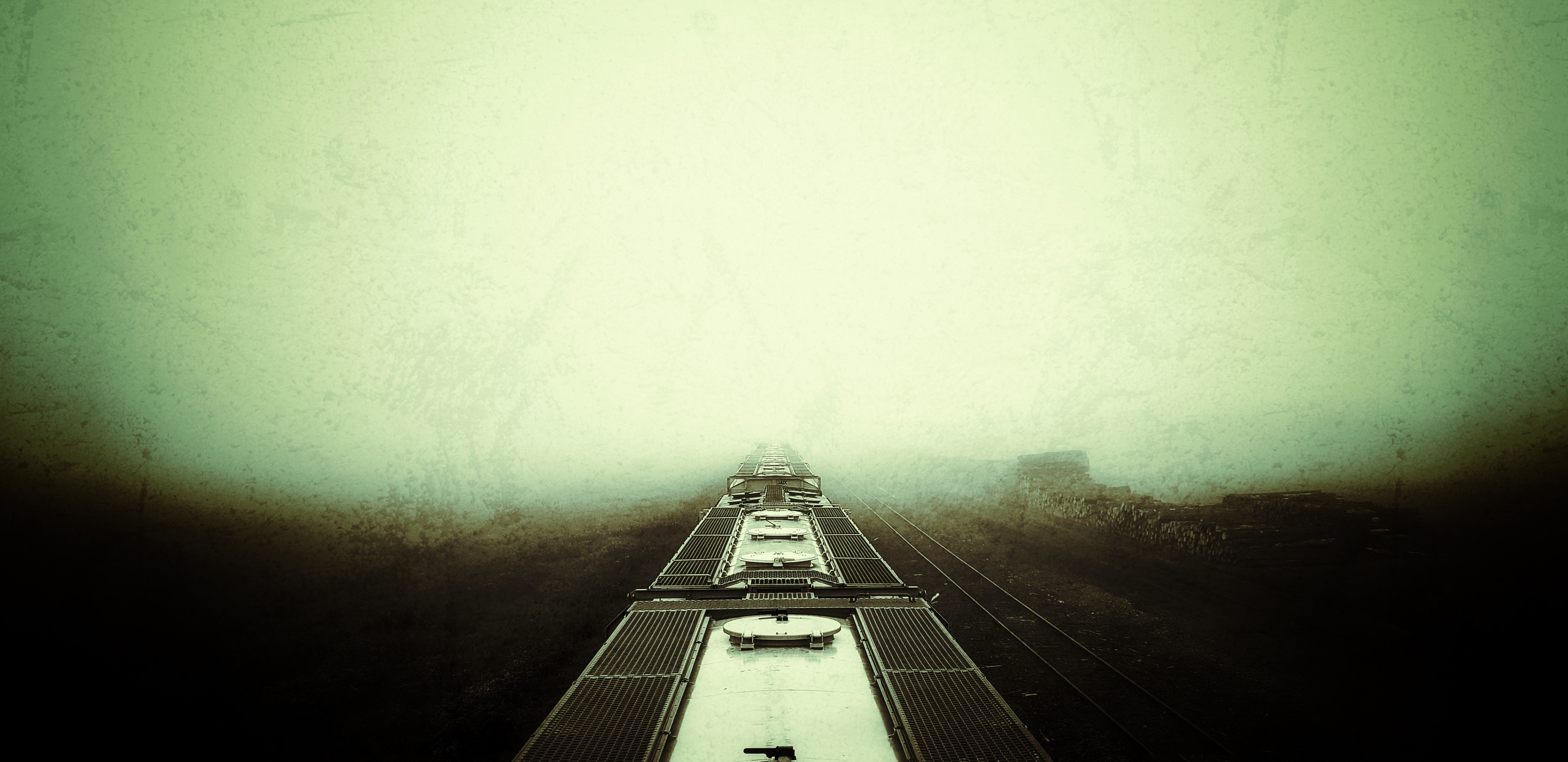 4K train in fog HD Wallpaper