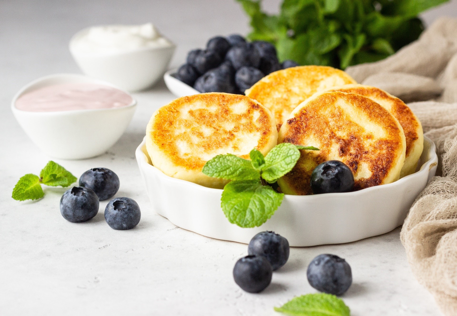 Cheesecakes with blueberries and mint HD Wallpaper