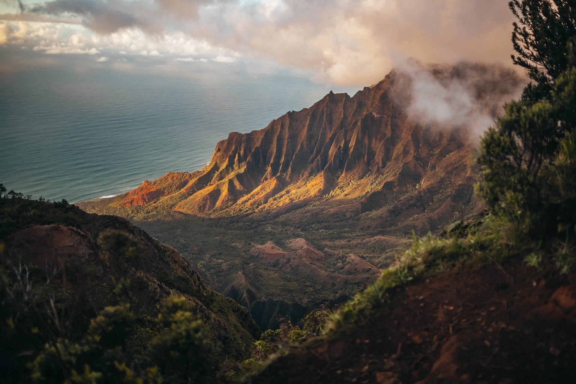 Na Pali Coast mountains and ocean in Hawaii HD Wallpaper