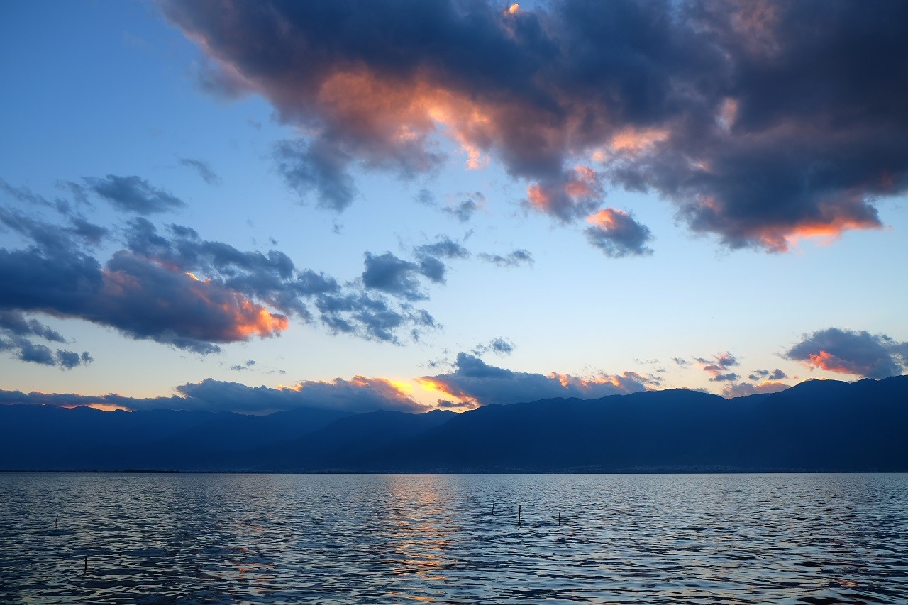 Sunset over mountains and lake in Dali HD Wallpaper