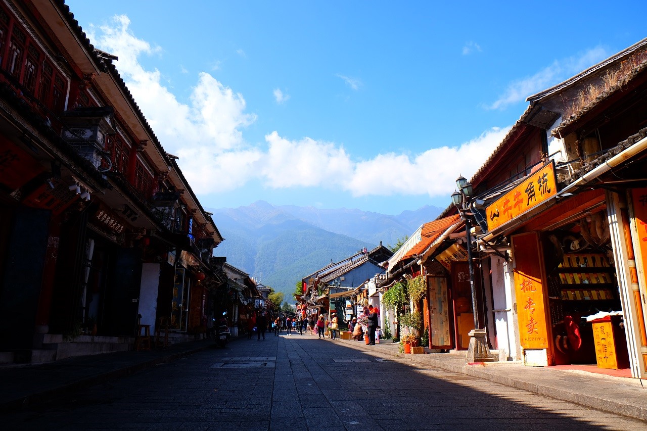 Street in Dali with mountains in the background HD Wallpaper