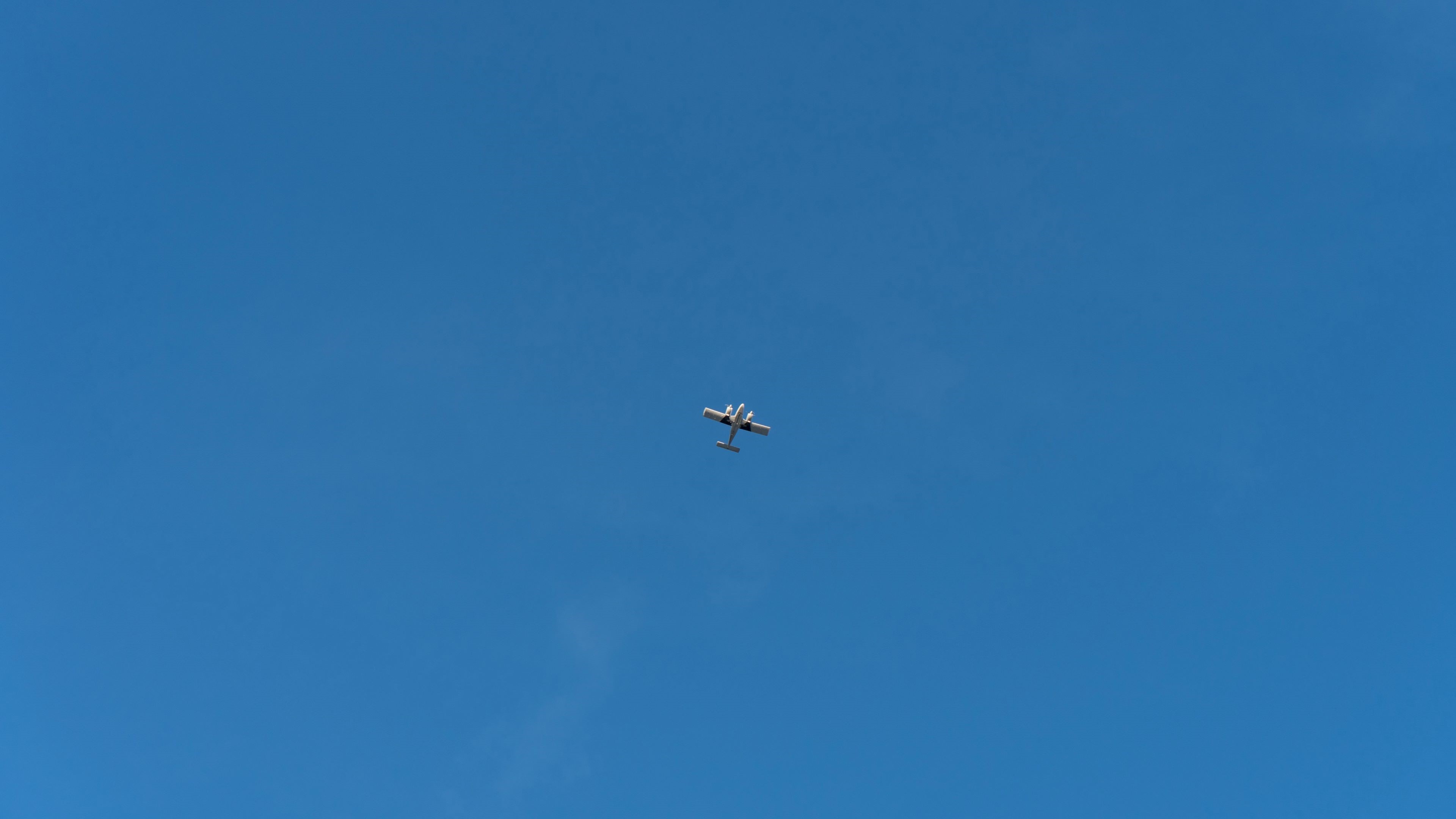 Airplane flying in the sky HD Wallpaper