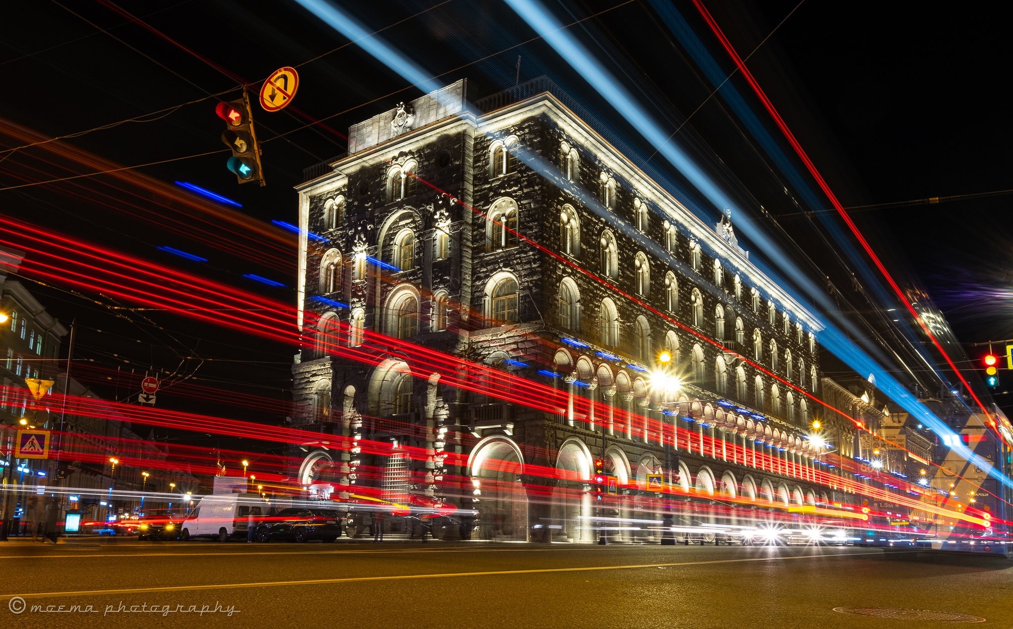 Long exposure of a building in St. Petersburg at night HD Wallpaper