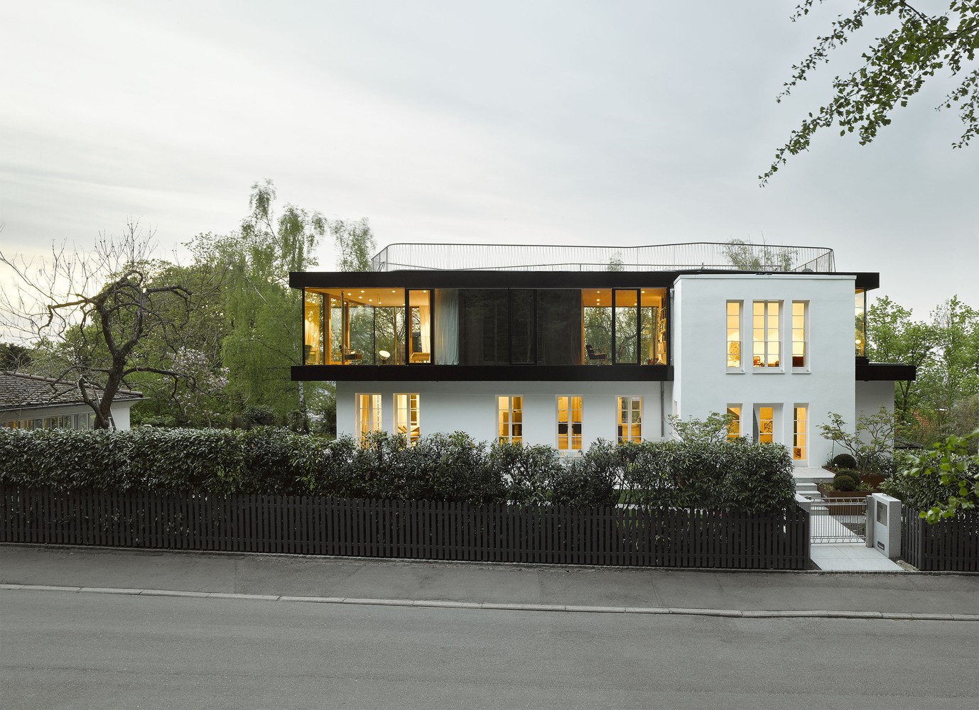 Modern white house with glass-enclosed upper floor HD Wallpaper