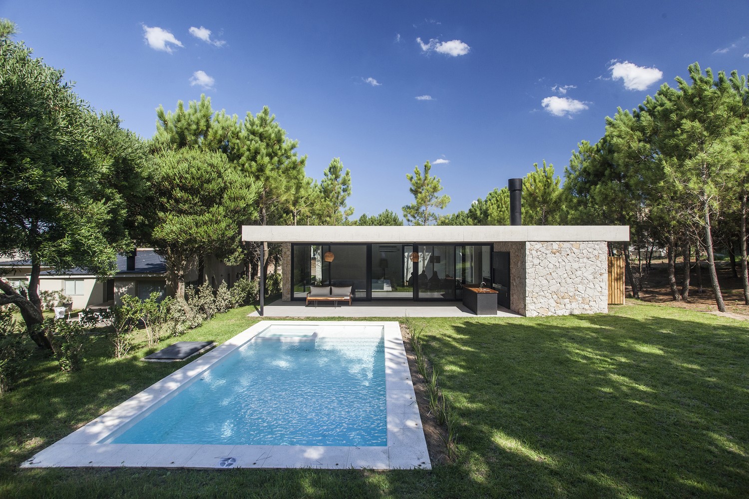 Modern house with swimming pool and trees HD Wallpaper