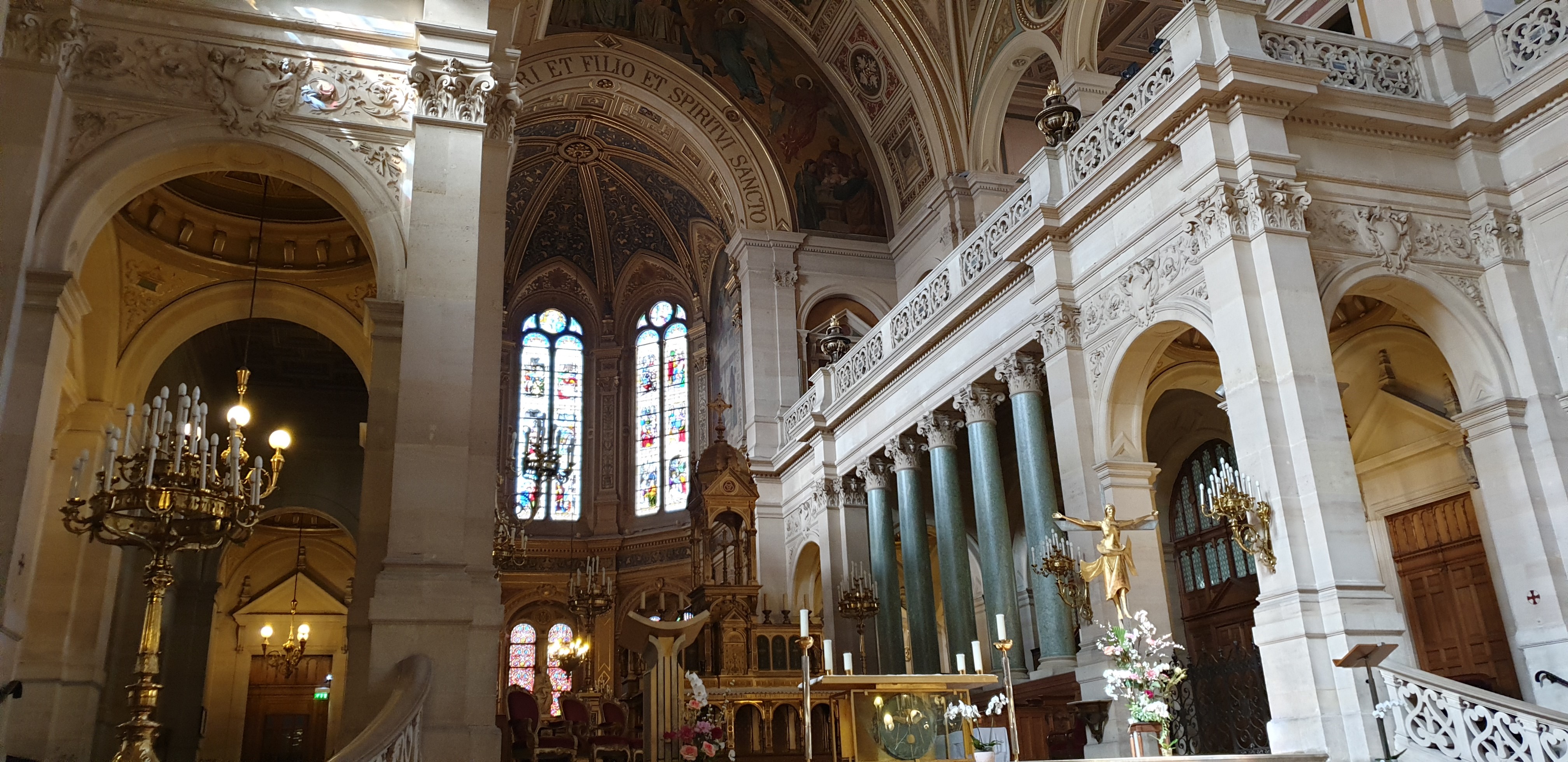 Interior of a church in Paris HD Wallpaper