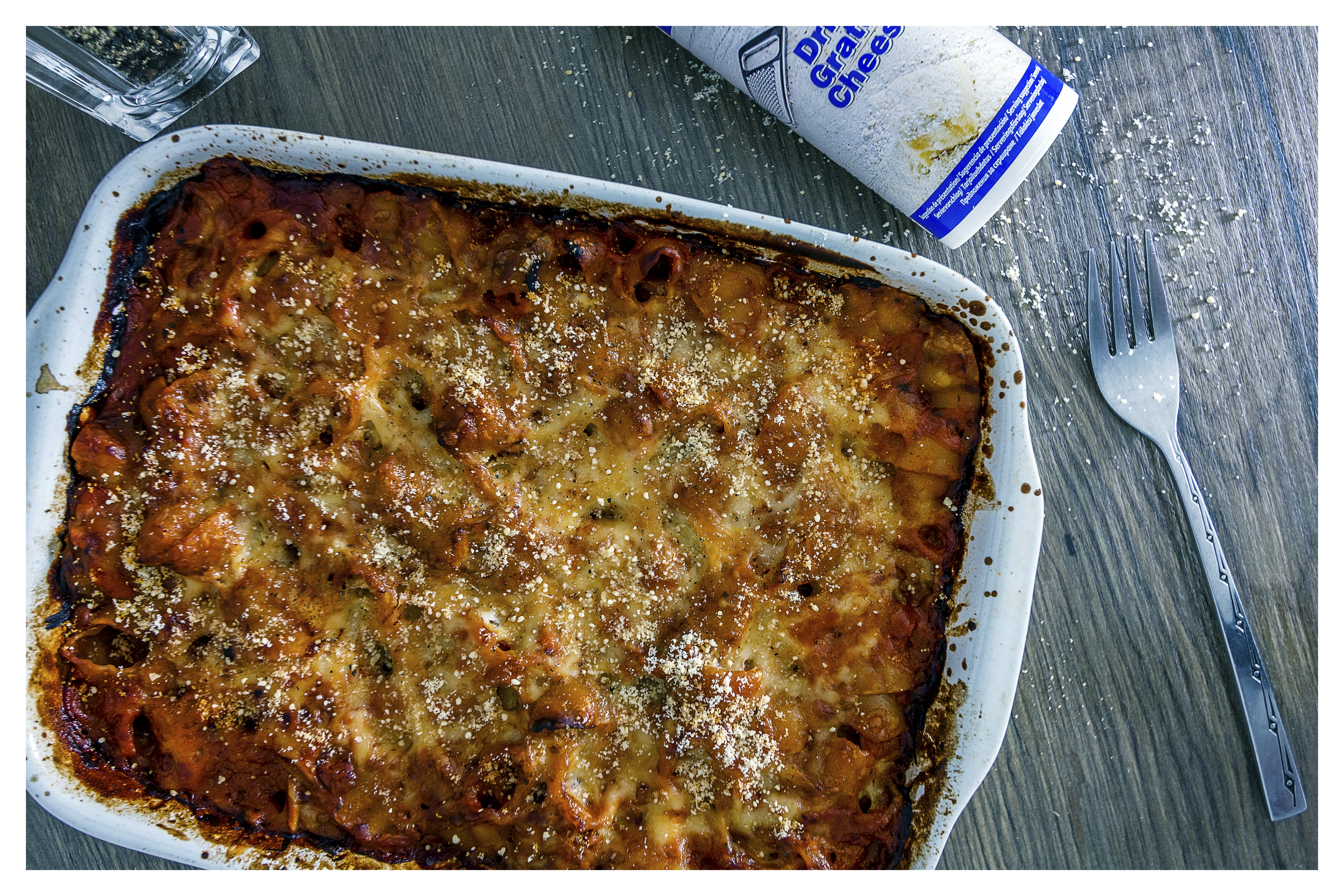 Baked pasta dish with cheese and pepper HD Wallpaper