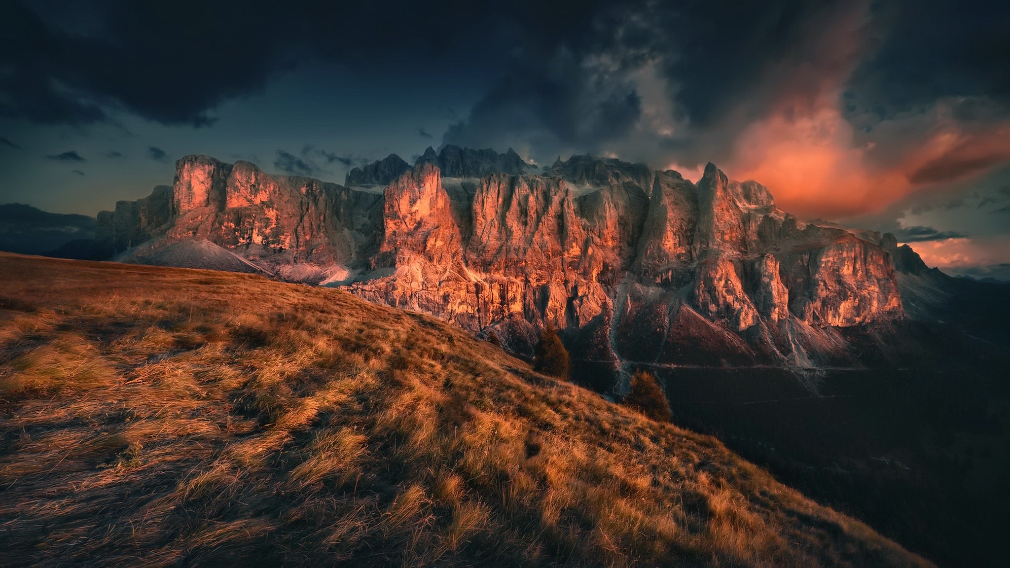 Mountains illuminated by sunset light HD Wallpaper