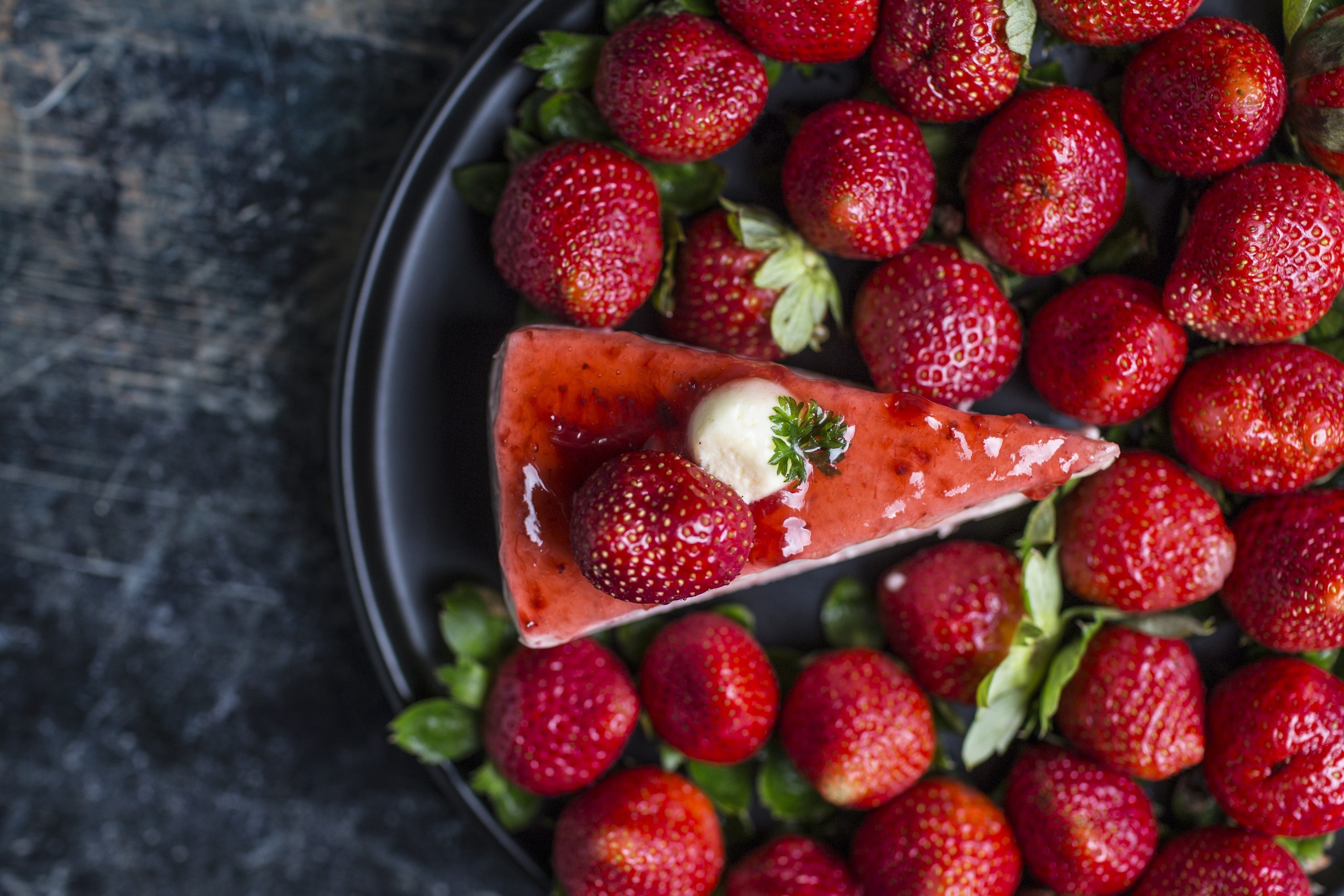 Strawberry cheesecake slice with fresh strawberries HD Wallpaper
