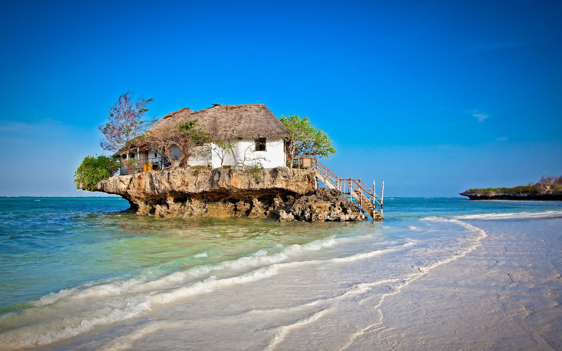 The Rock Restaurant in the ocean HD Wallpaper