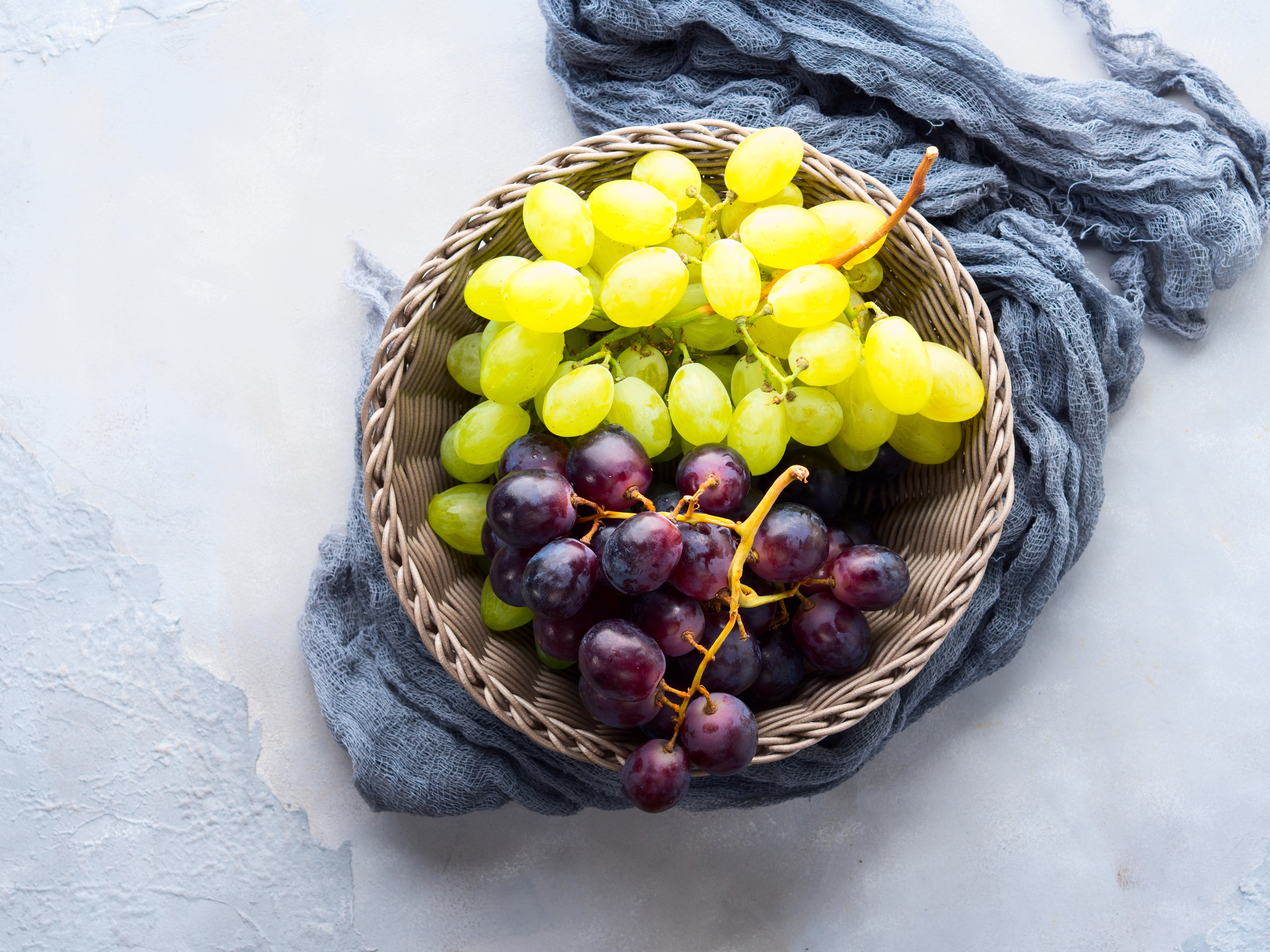 Grapes in a basket HD Wallpaper