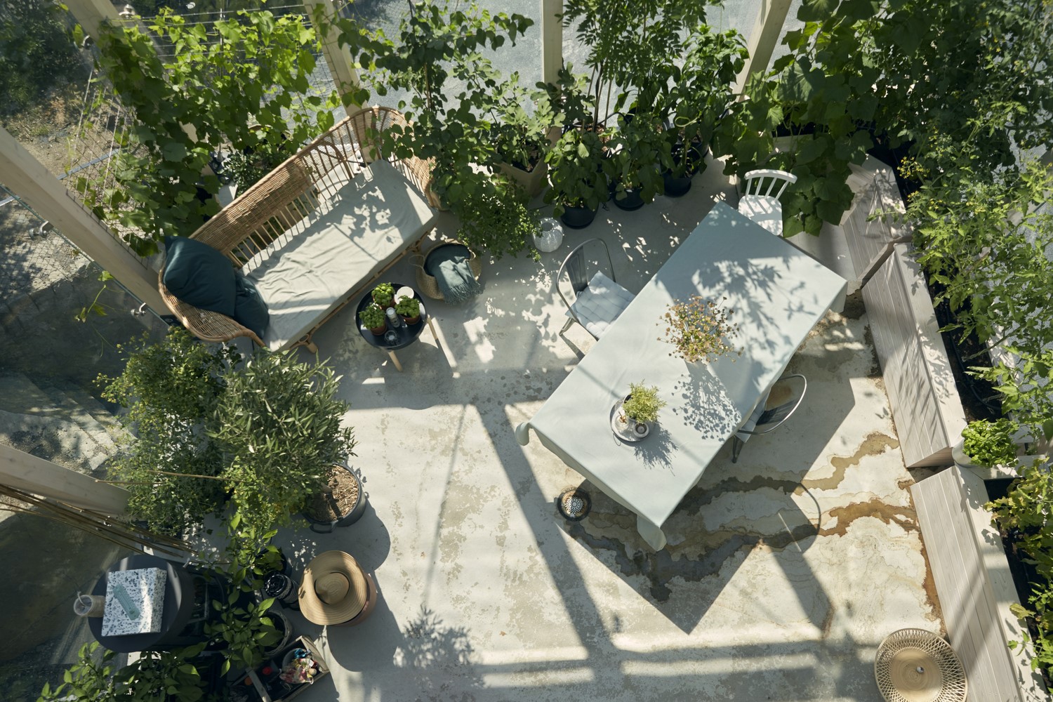 Outdoor patio with dining table and seating area HD Wallpaper