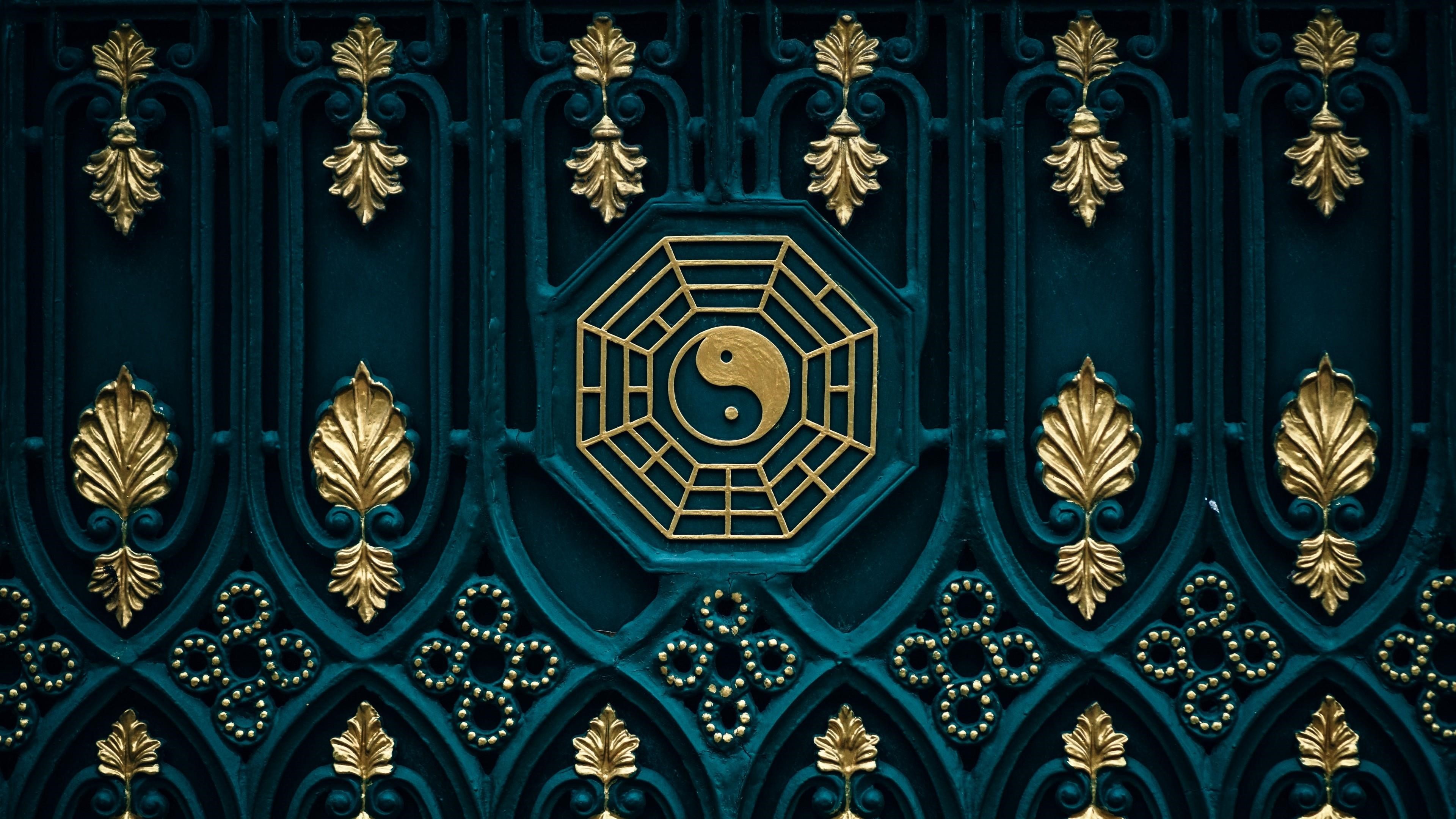Ornate Gate with Yin and Yang and Bagua Symbol HD Wallpaper