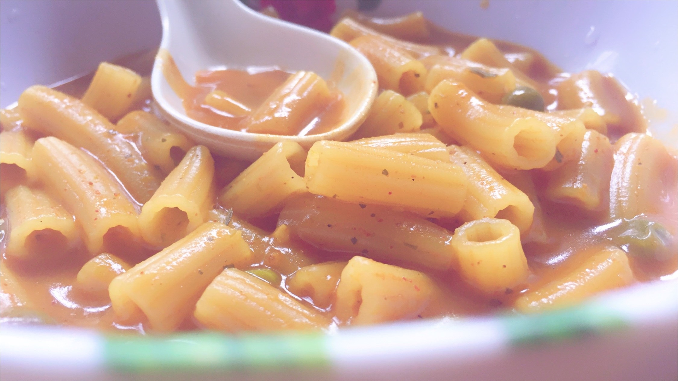 Pasta with sauce and peas in a bowl HD Wallpaper