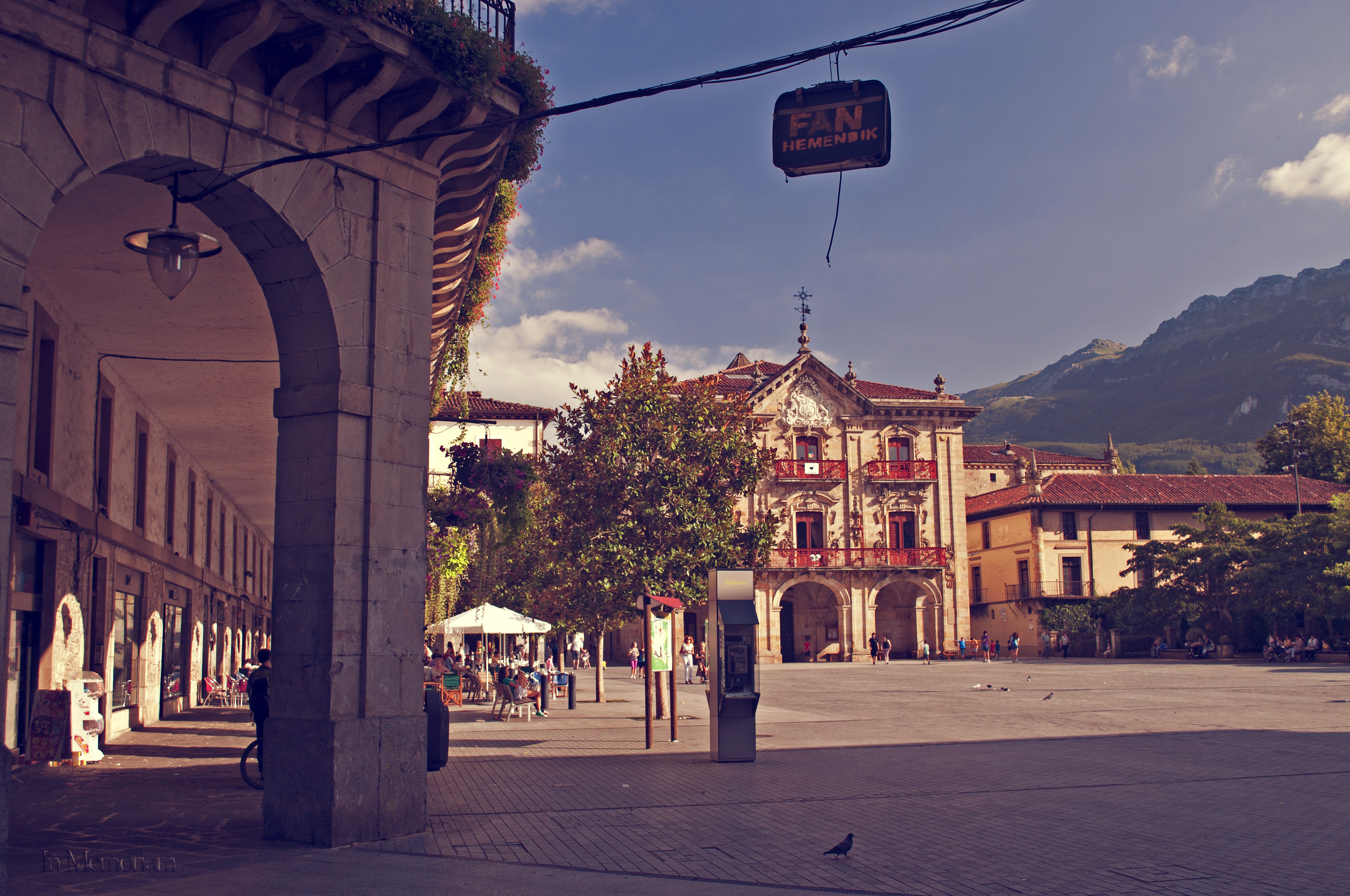 Oñati village square with mountains in the background HD Wallpaper