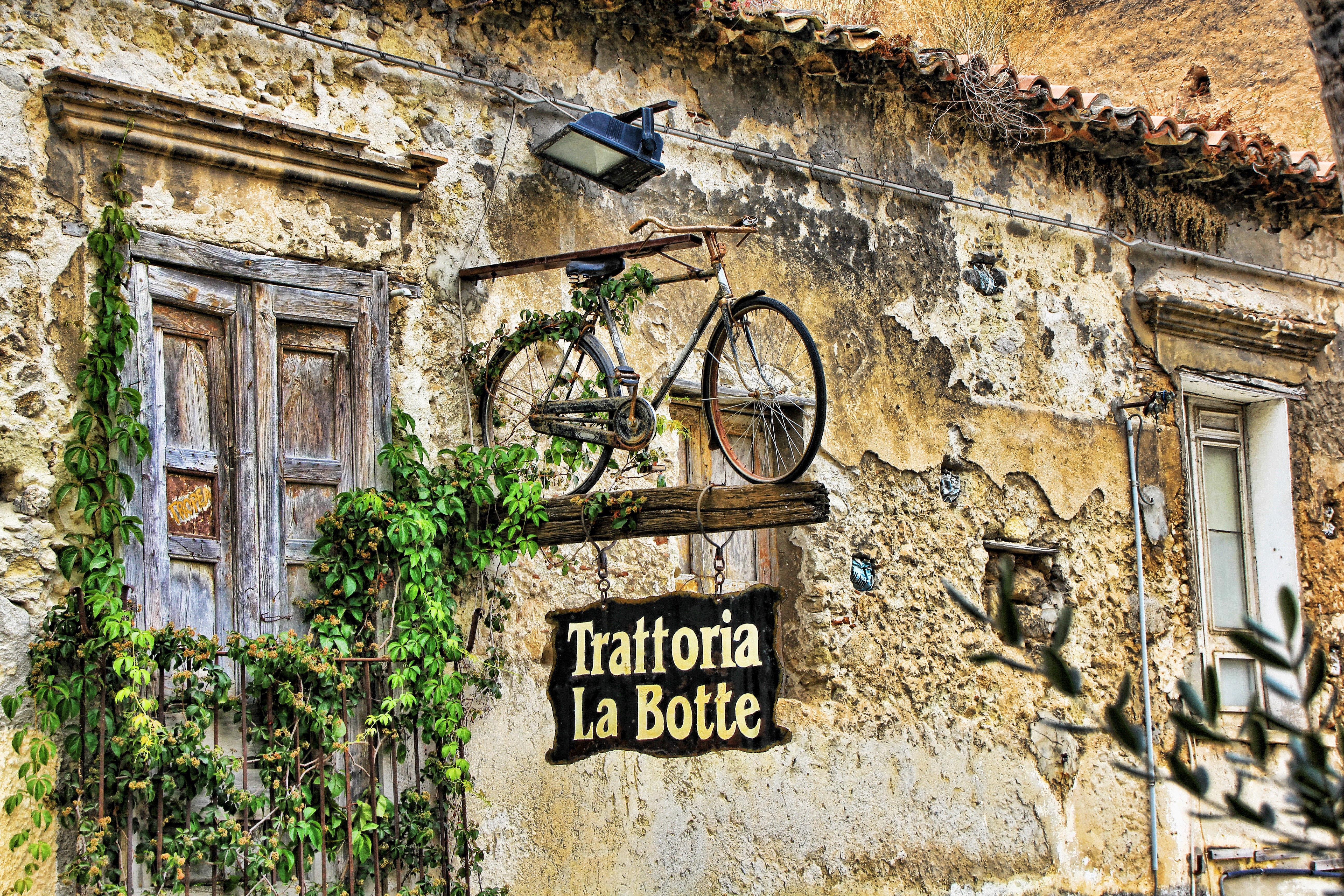 Trattoria La Botte in Calabria, Italy with vintage bicycle HD Wallpaper