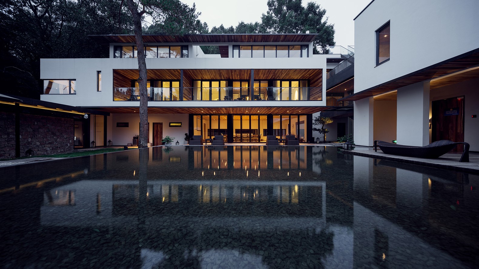 Modern house with swimming pool and reflection HD Wallpaper