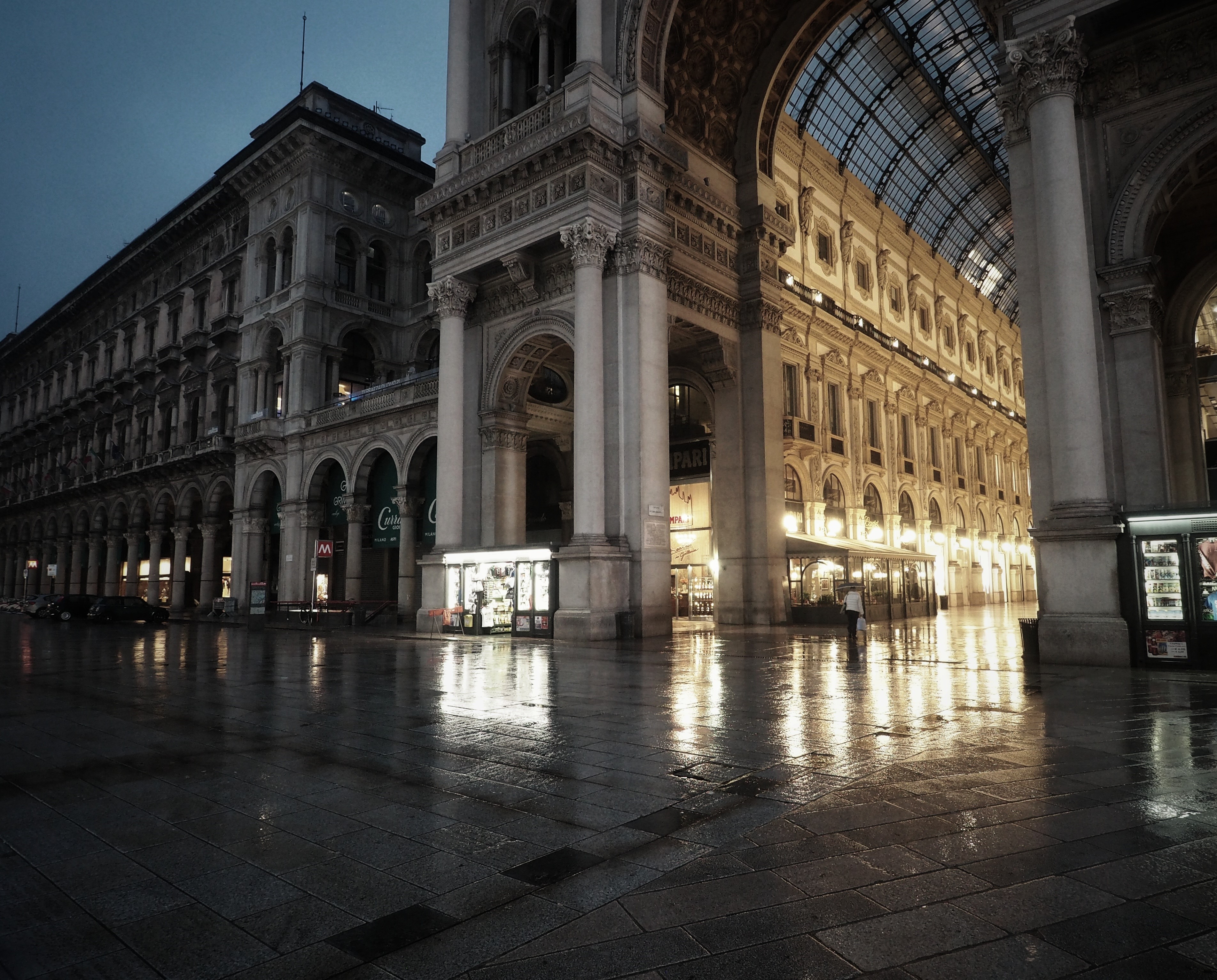 Milan Galleria Vittorio Emanuele II at night HD Wallpaper