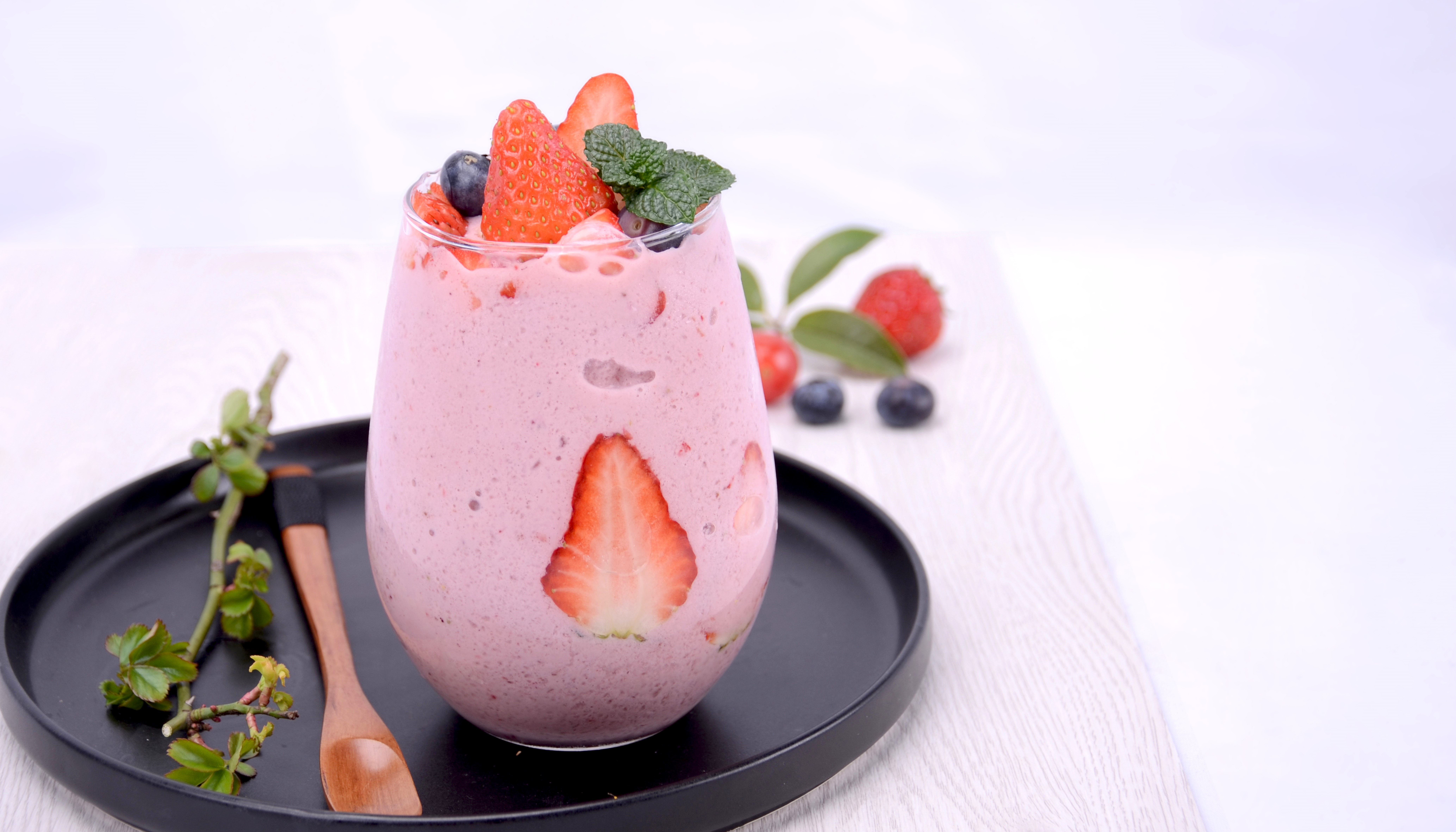 Strawberry and berry smoothie in a glass HD Wallpaper