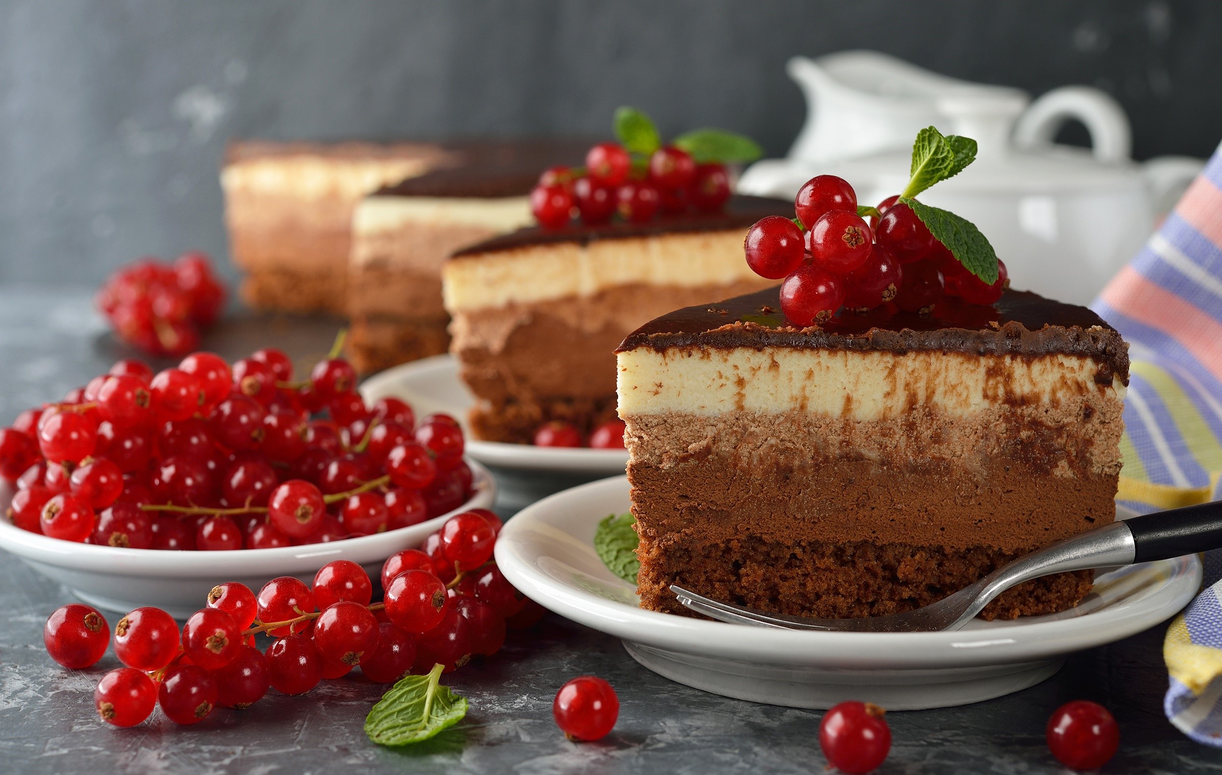Chocolate mousse cake with red currants HD Wallpaper