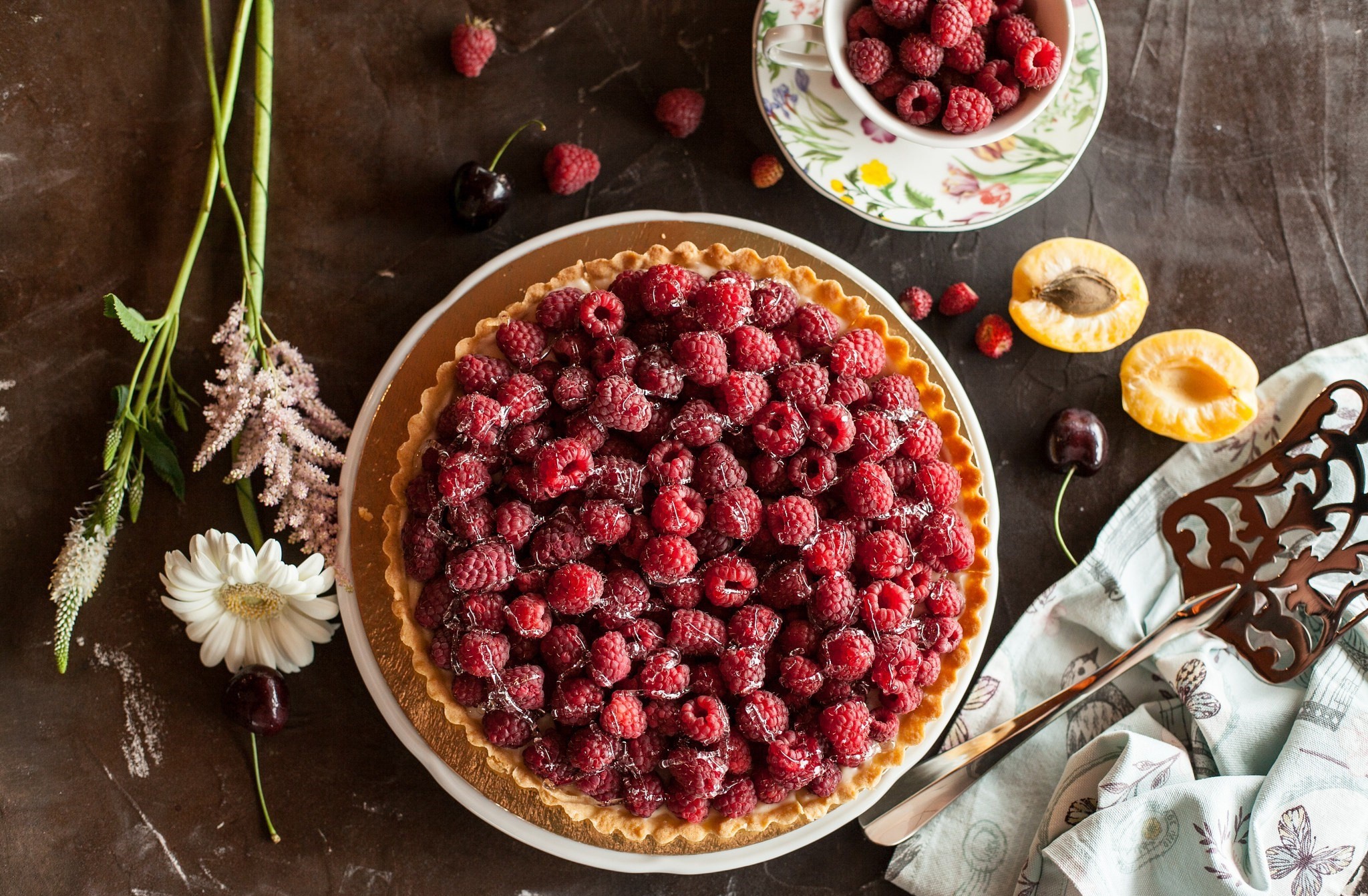 Raspberry tart with apricots and cherries HD Wallpaper