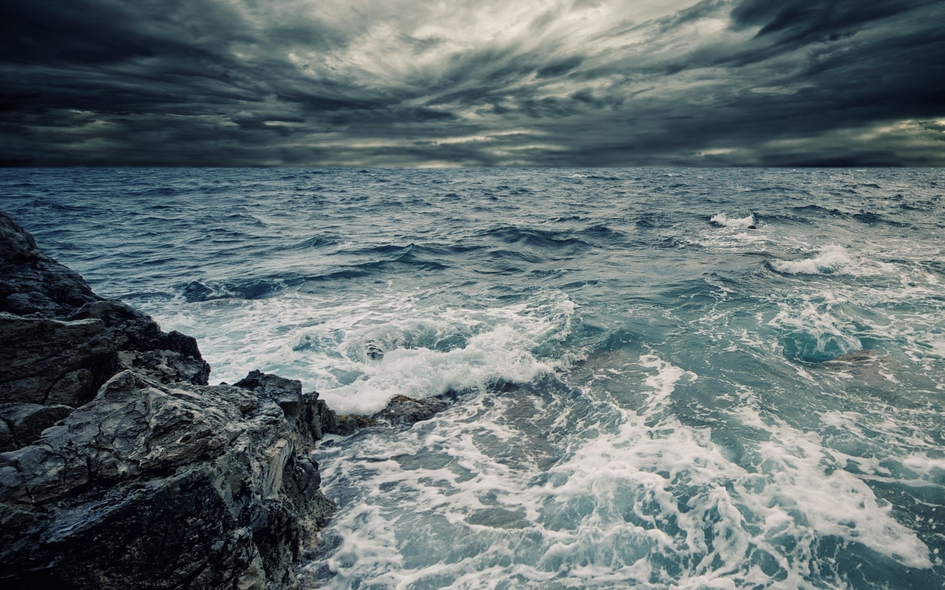 Stormy ocean waves crashing against rocky shore HD Wallpaper