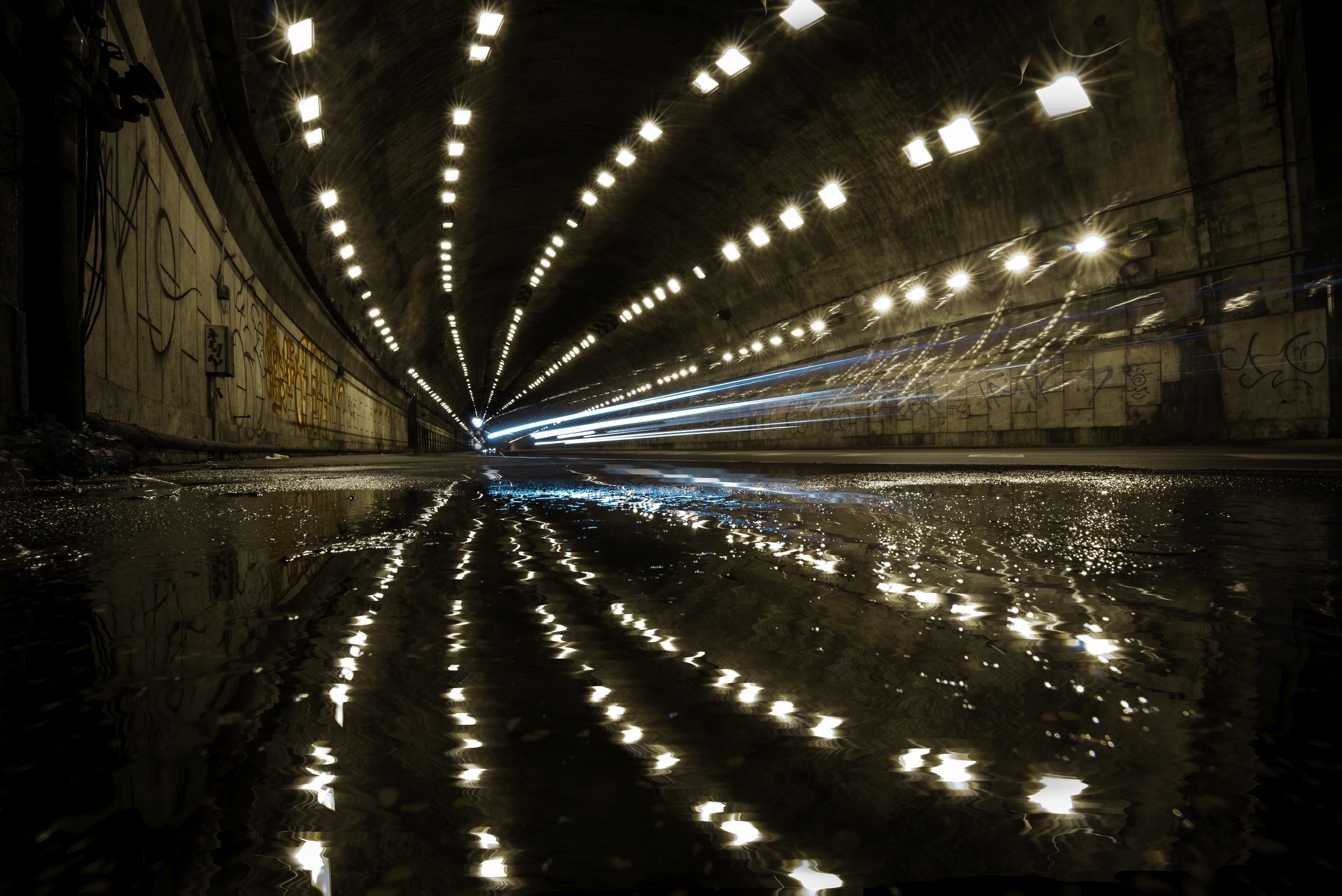 Long exposure of a wet tunnel with light streaks HD Wallpaper