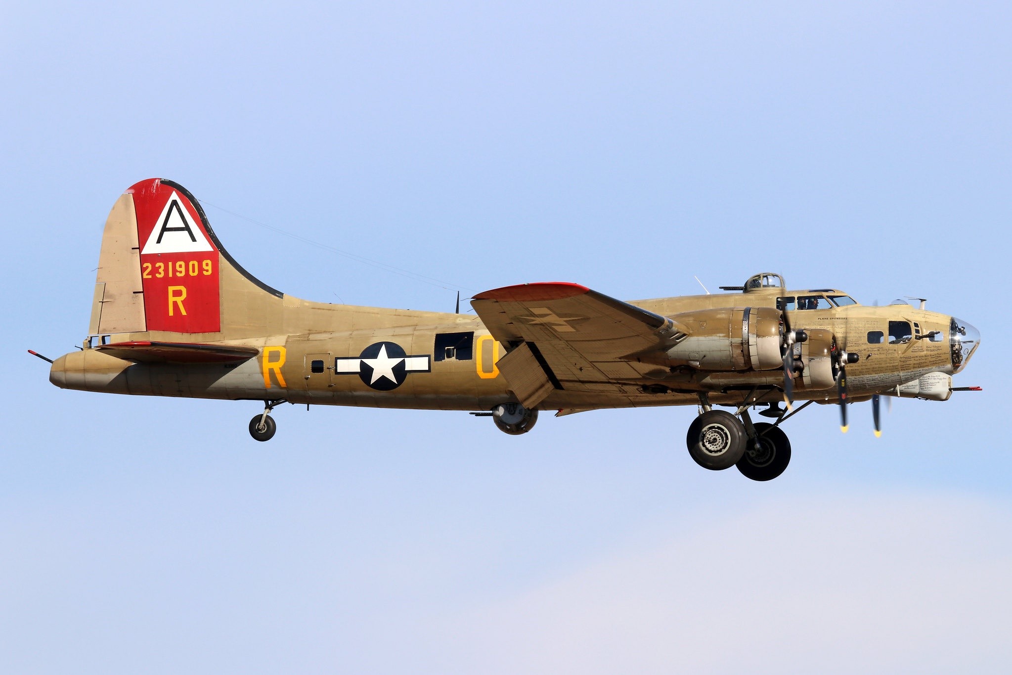 Boeing B-17G Flying Fortress in flight HD Wallpaper