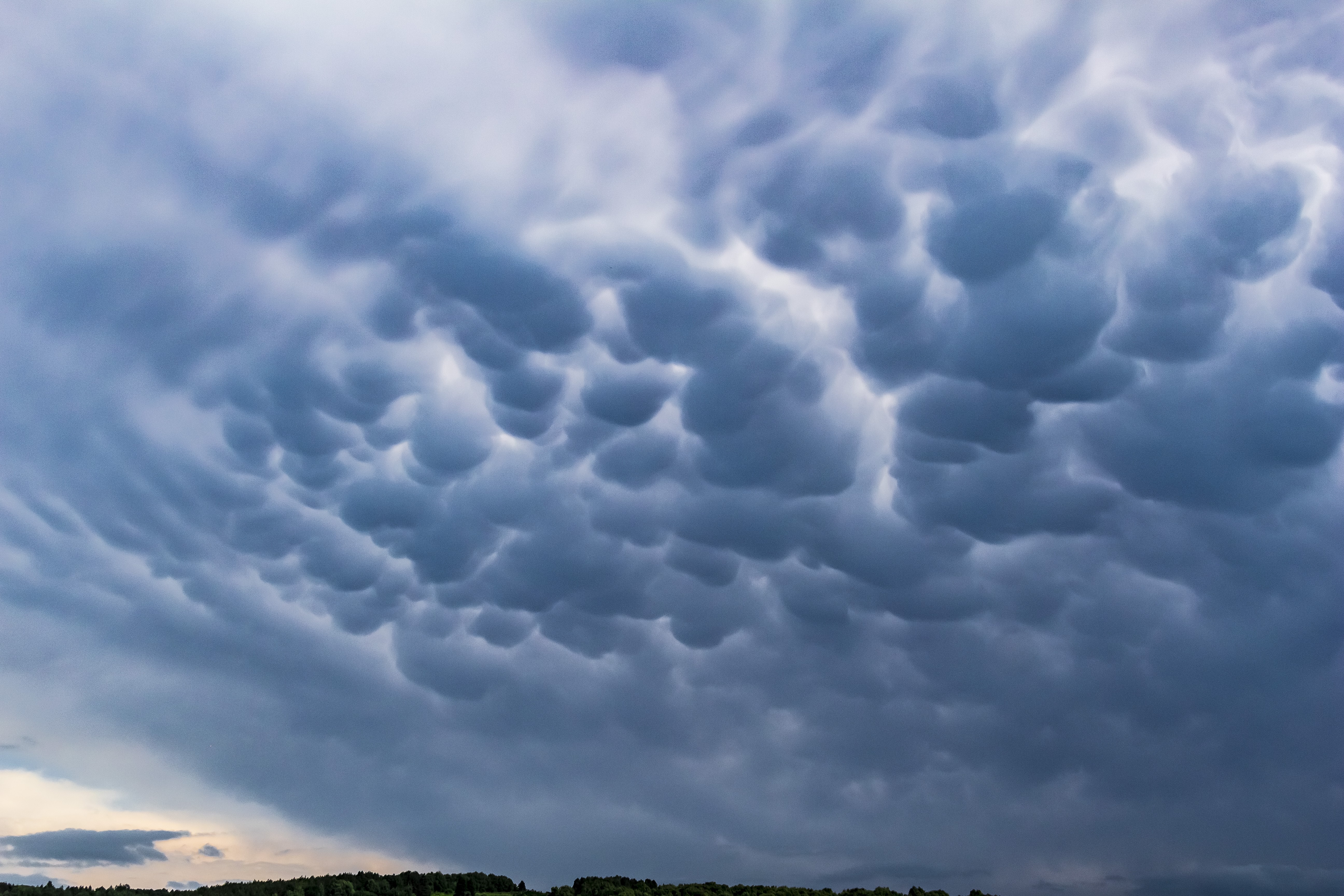 Mammatus clouds in the sky HD Wallpaper