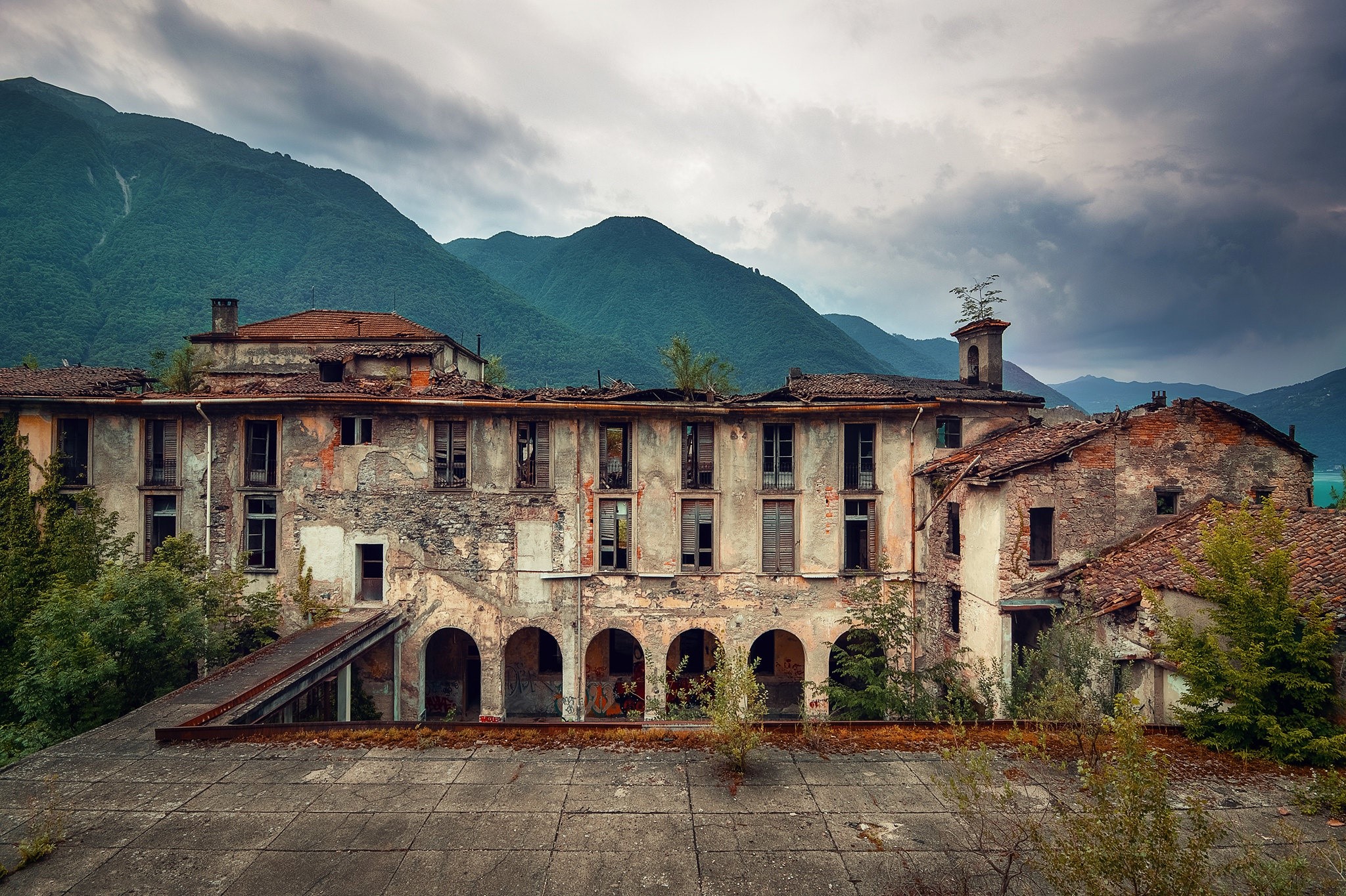 Abandoned building in front of mountains HD Wallpaper