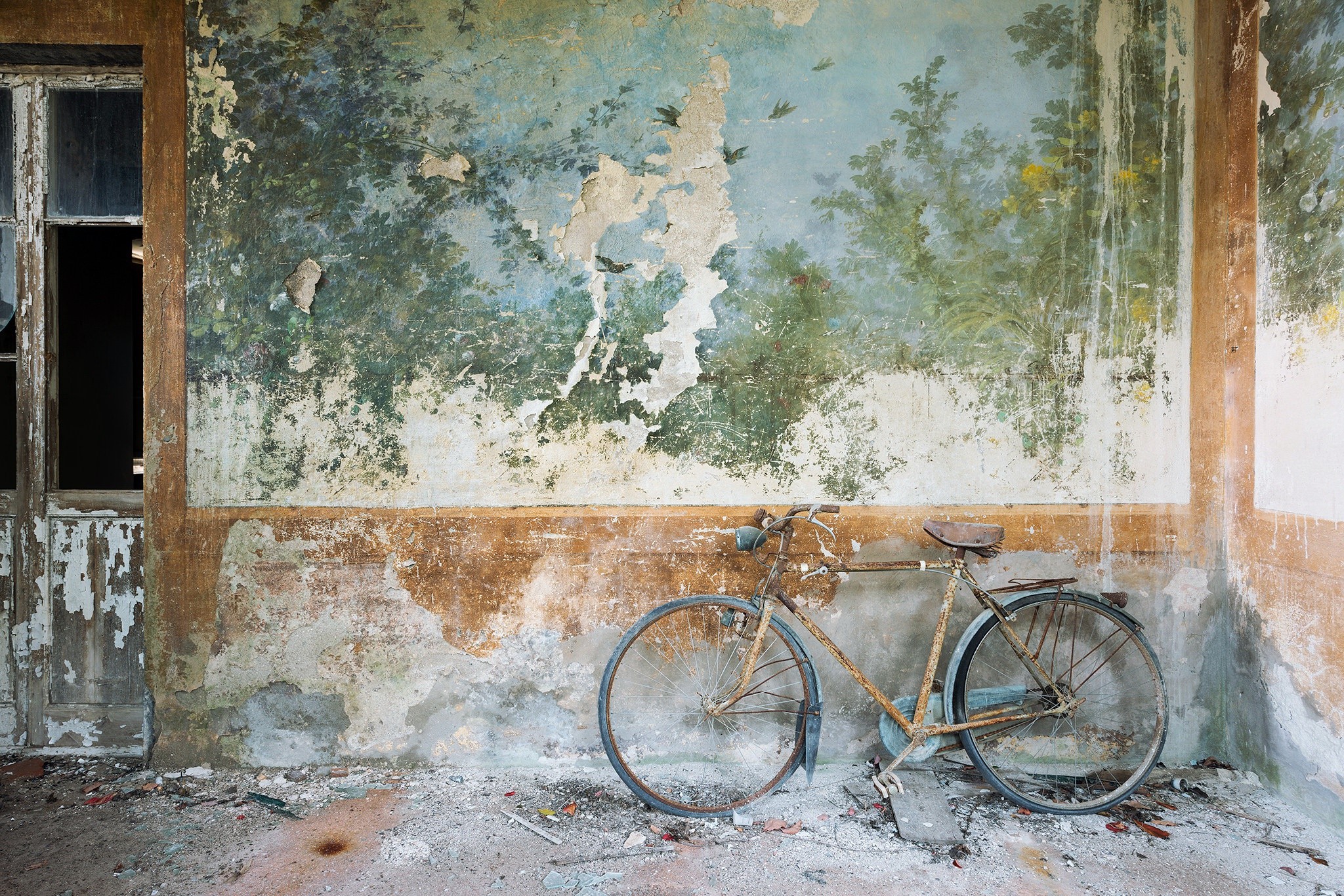 Rusty bicycle in a ruined room with a mural HD Wallpaper