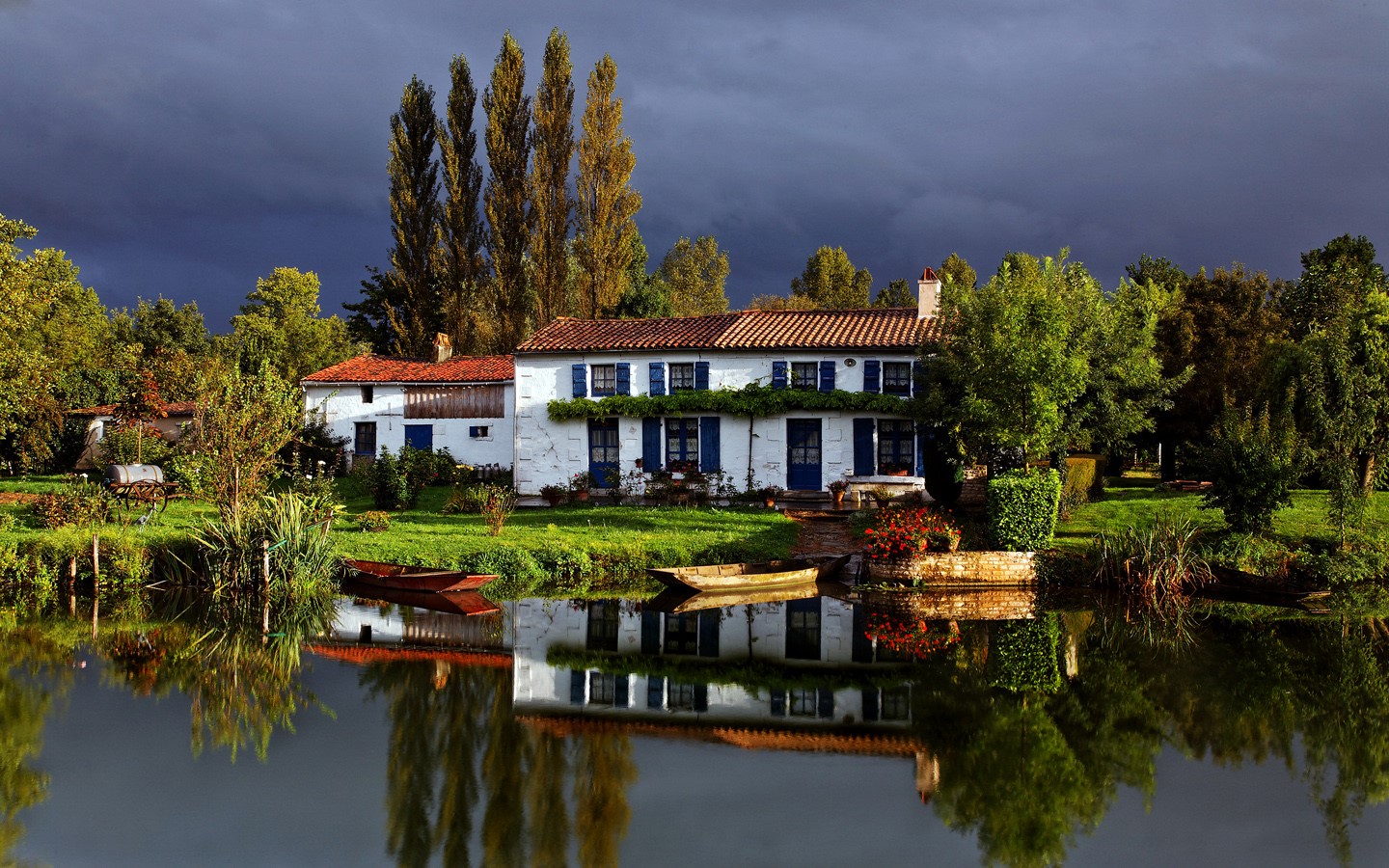 White house with red roof by a canal with boats HD Wallpaper